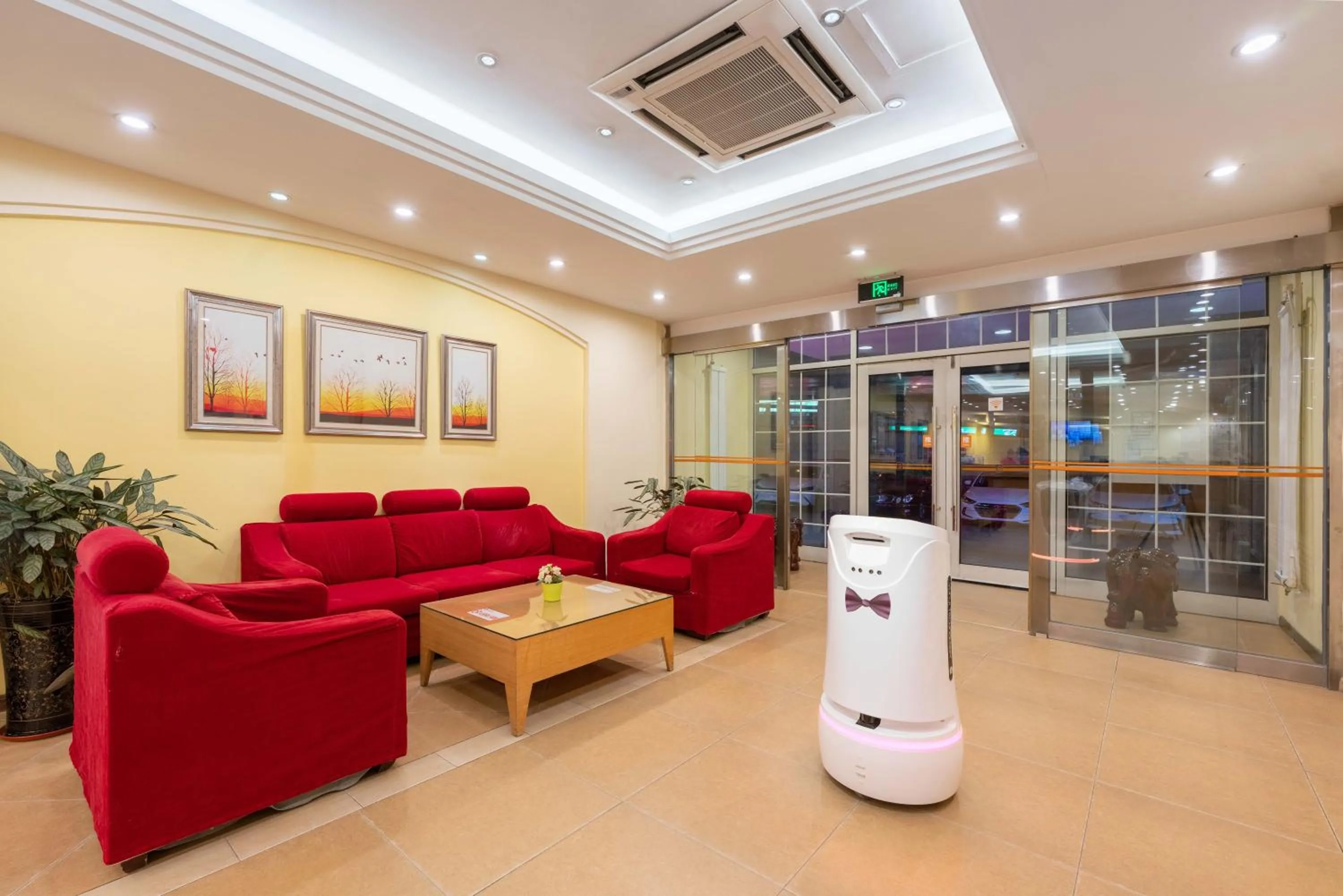 Seating area in Home Inn Dalian North Railway Station