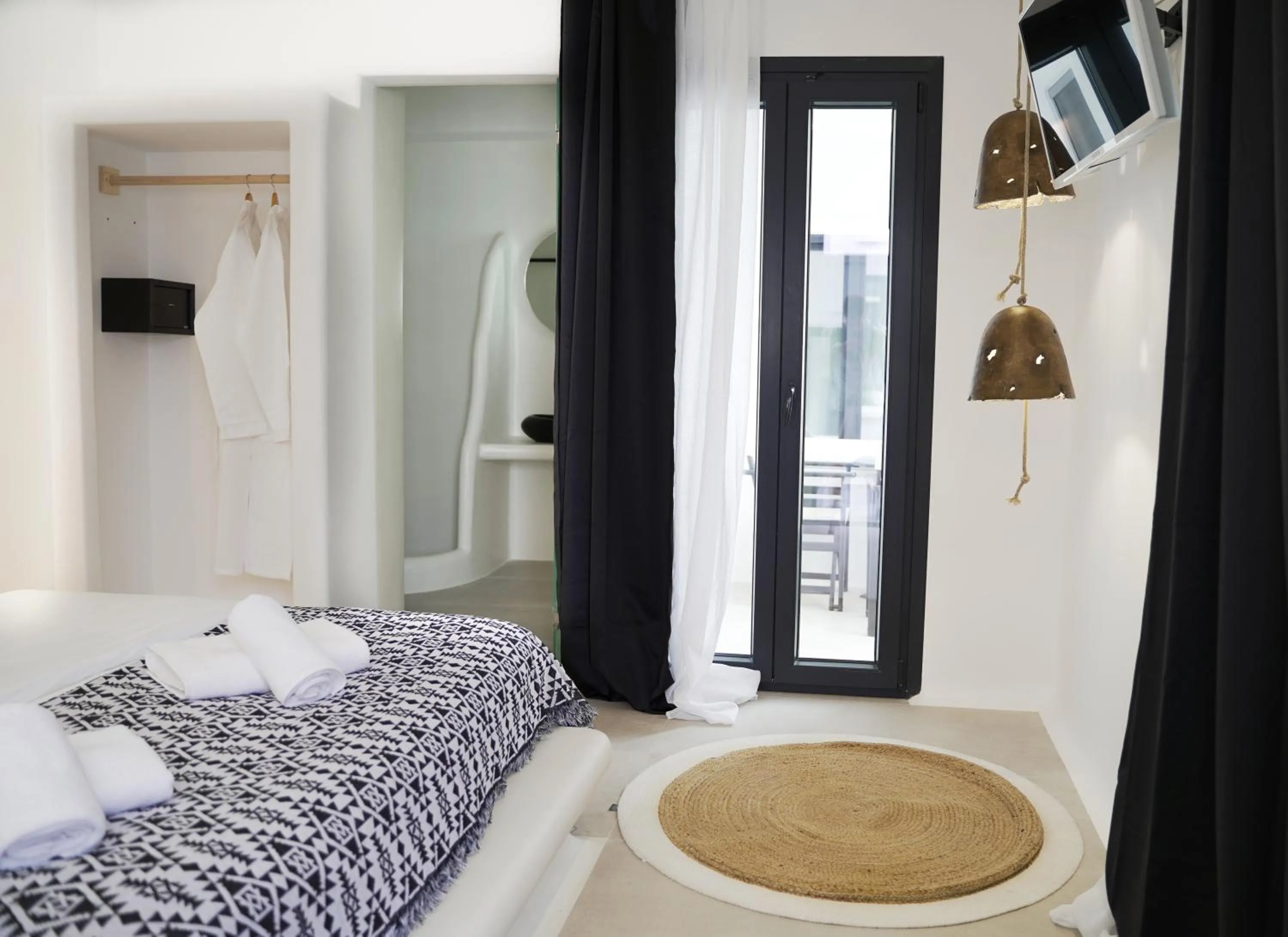 Shower, Bed in King's Suites