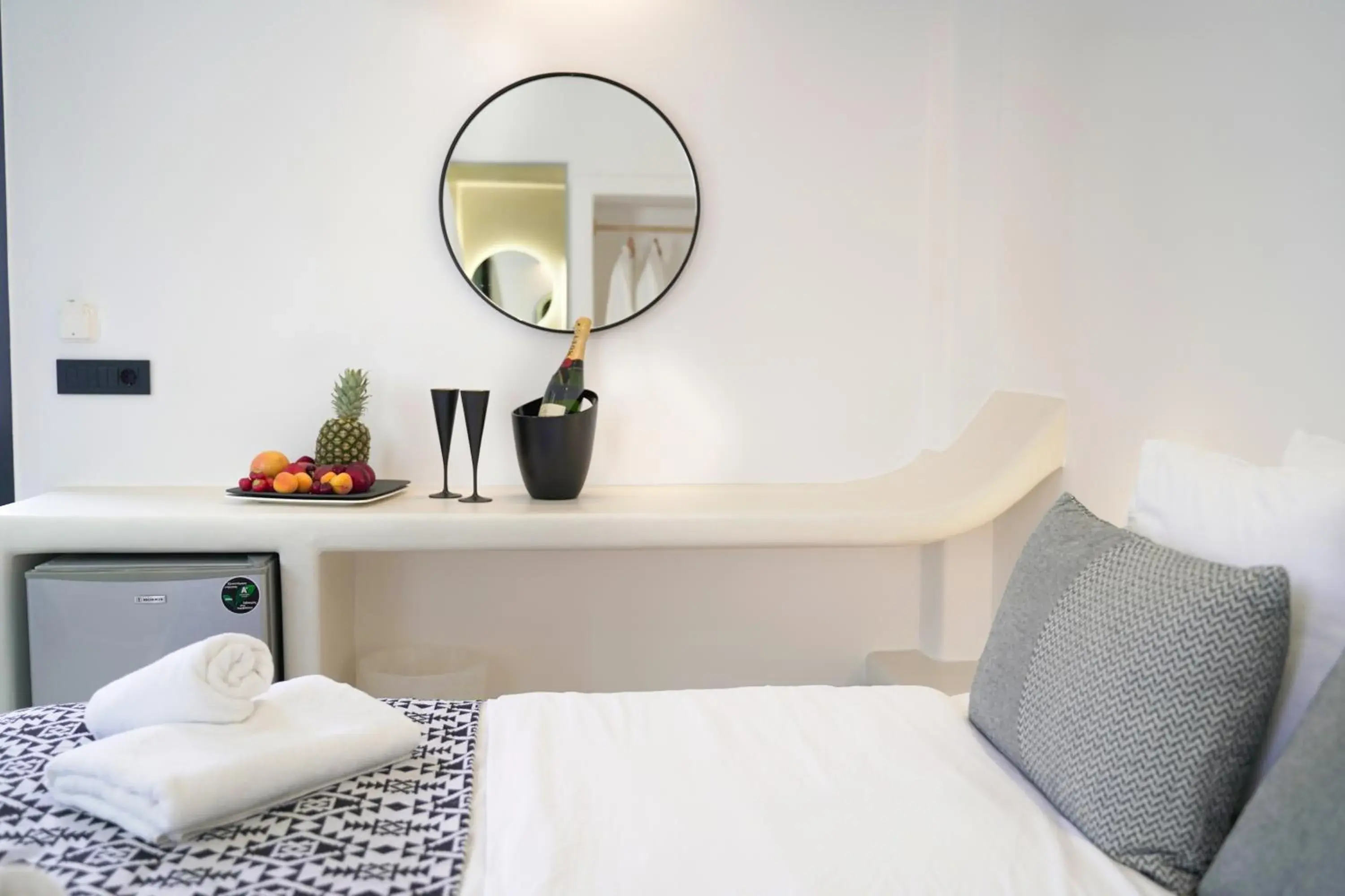 Photo of the whole room, Bed in King's Suites Photo of the whole room, Bed in King's Suites