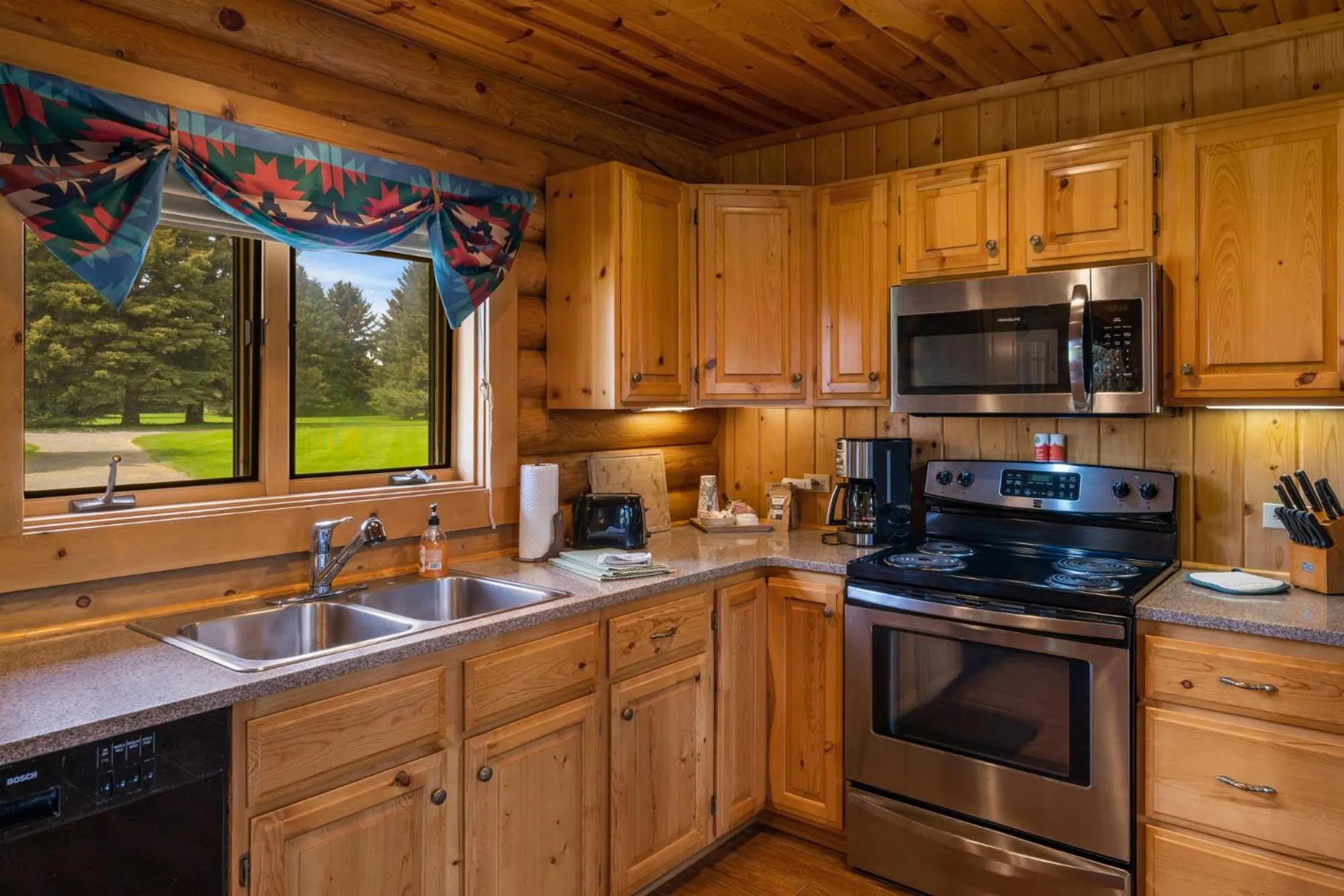 Kitchen or kitchenette in El Western Cabins & Lodges