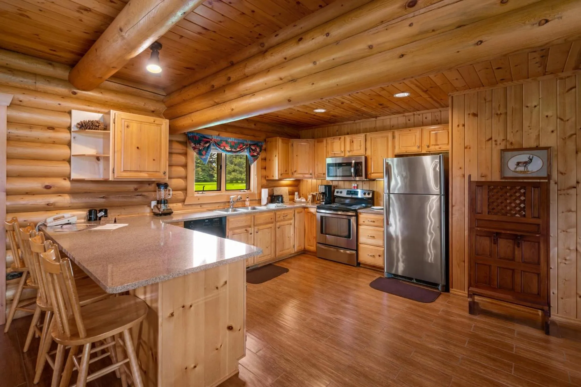 Kitchen or kitchenette in El Western Cabins & Lodges