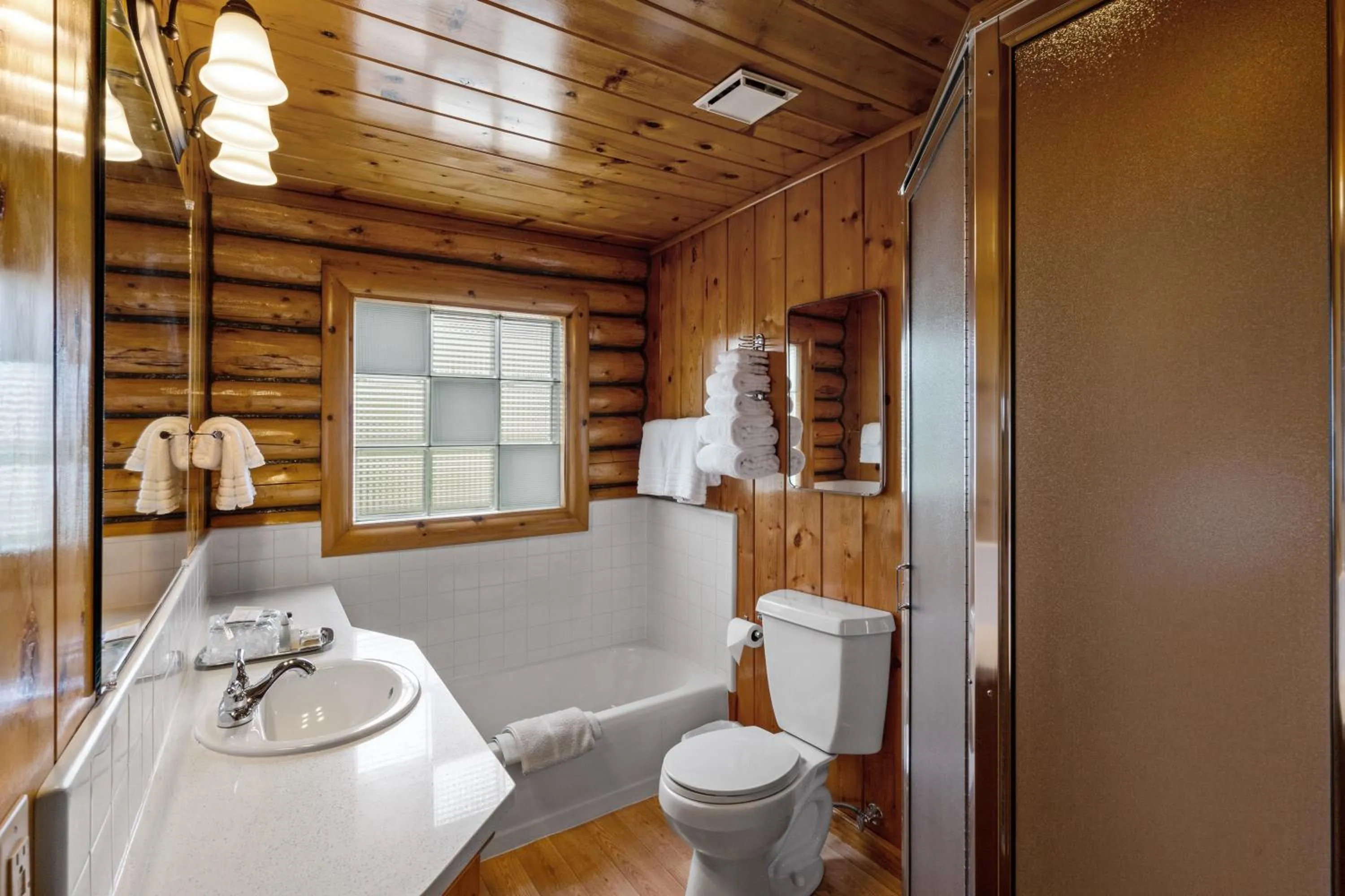 Shower in El Western Cabins & Lodges