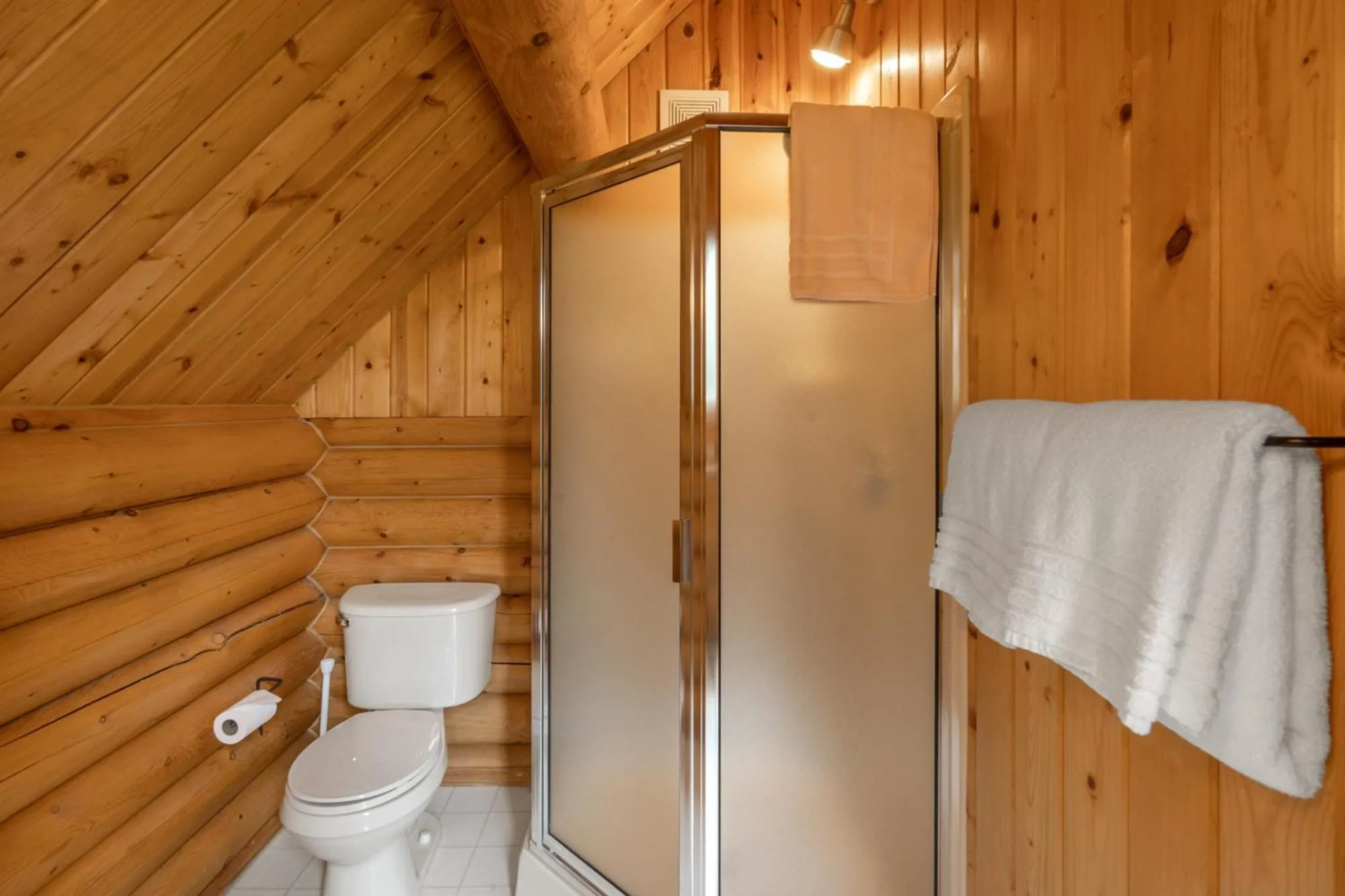 Shower in El Western Cabins & Lodges
