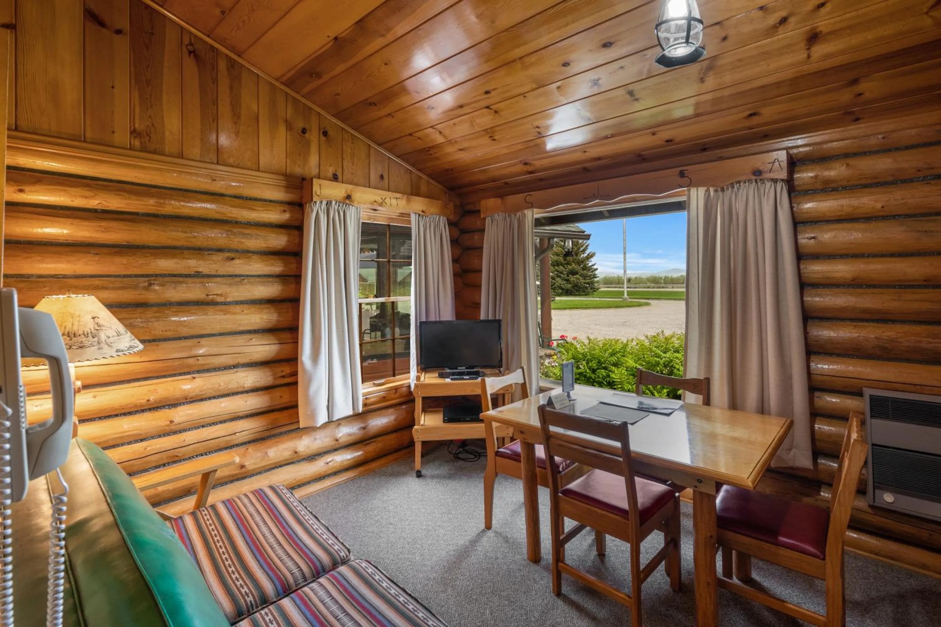TV and multimedia in El Western Cabins & Lodges