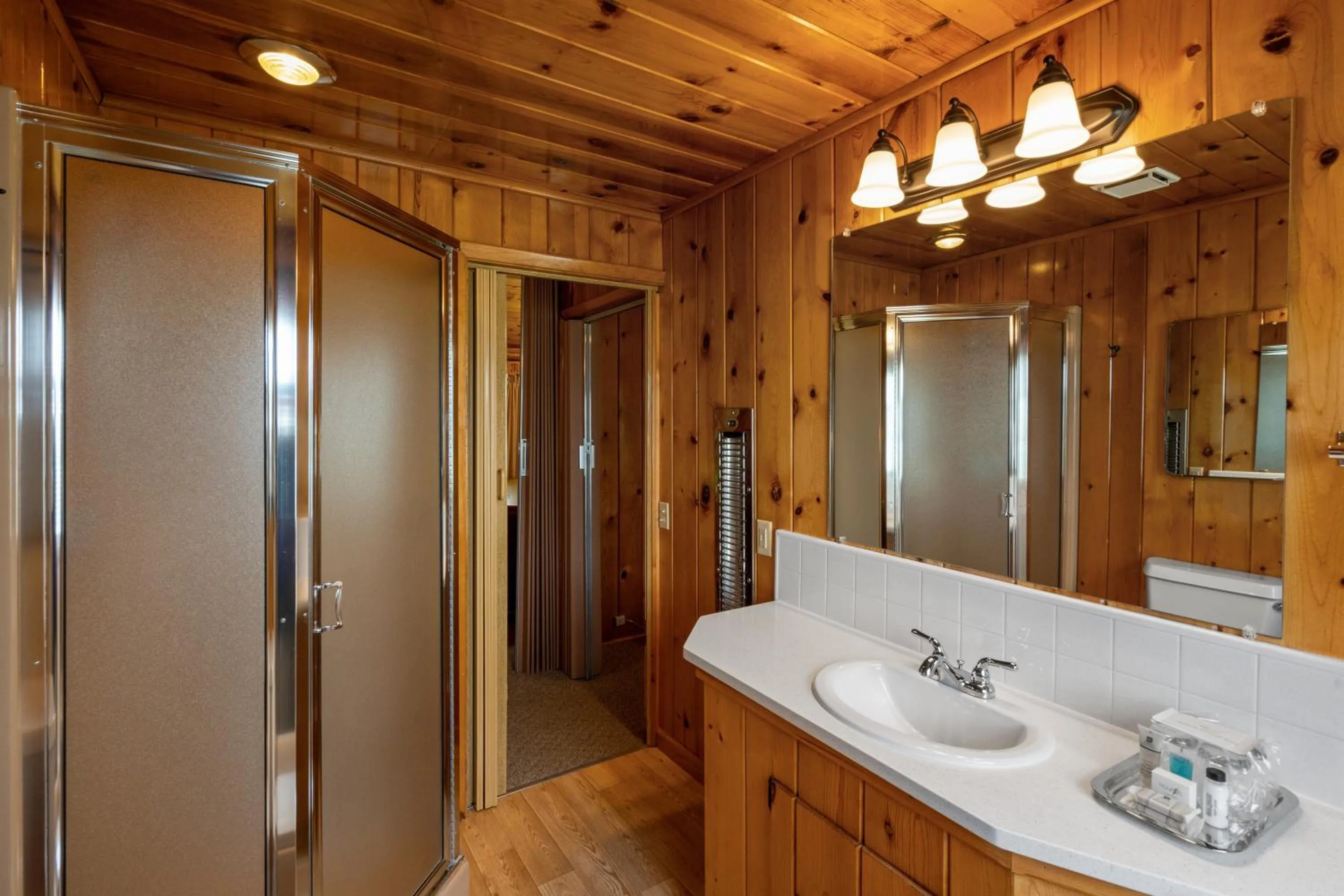 Shower in El Western Cabins & Lodges