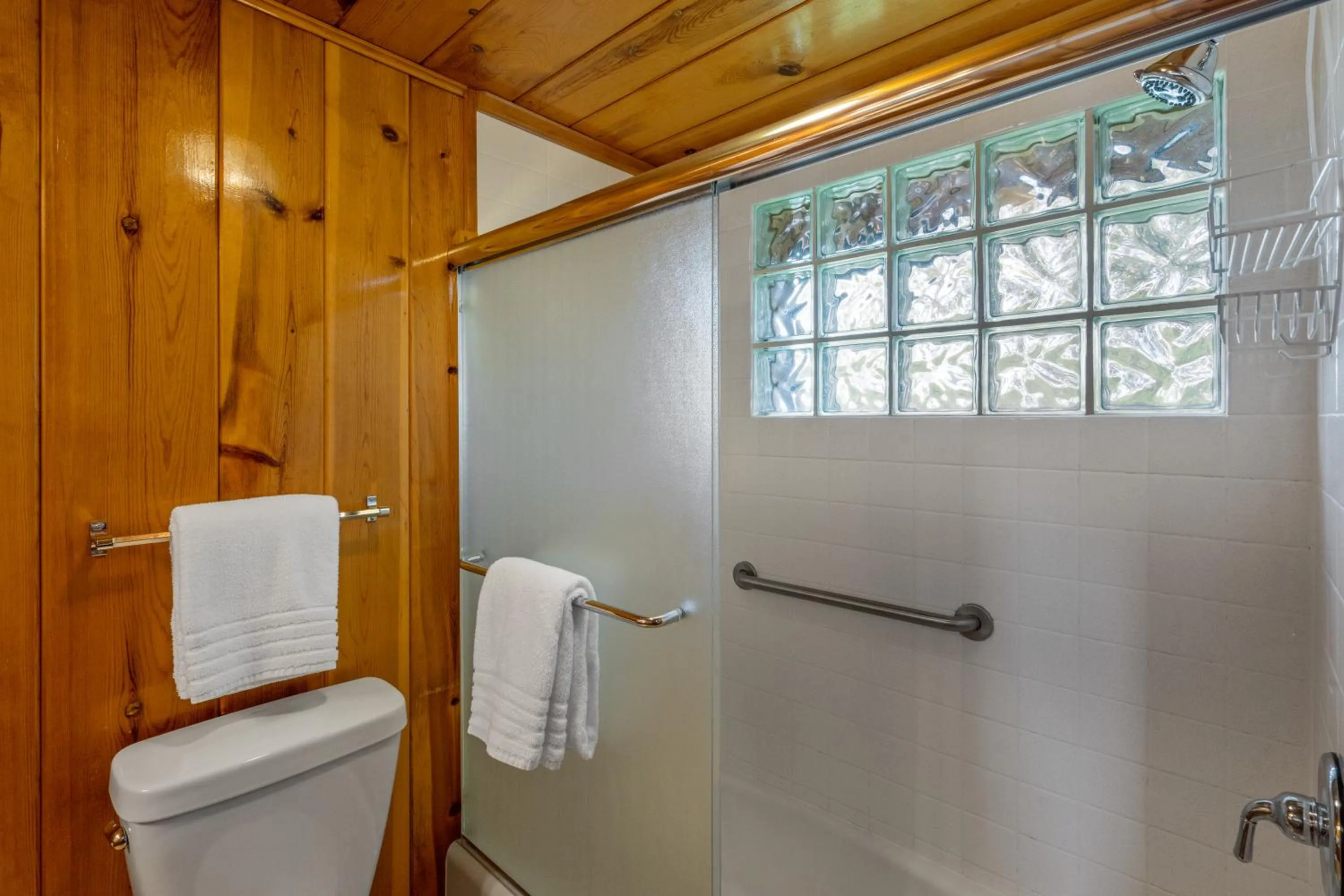 Shower in El Western Cabins & Lodges