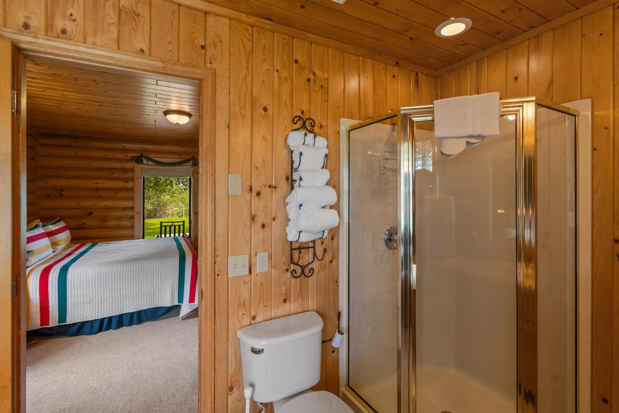 Shower in El Western Cabins & Lodges