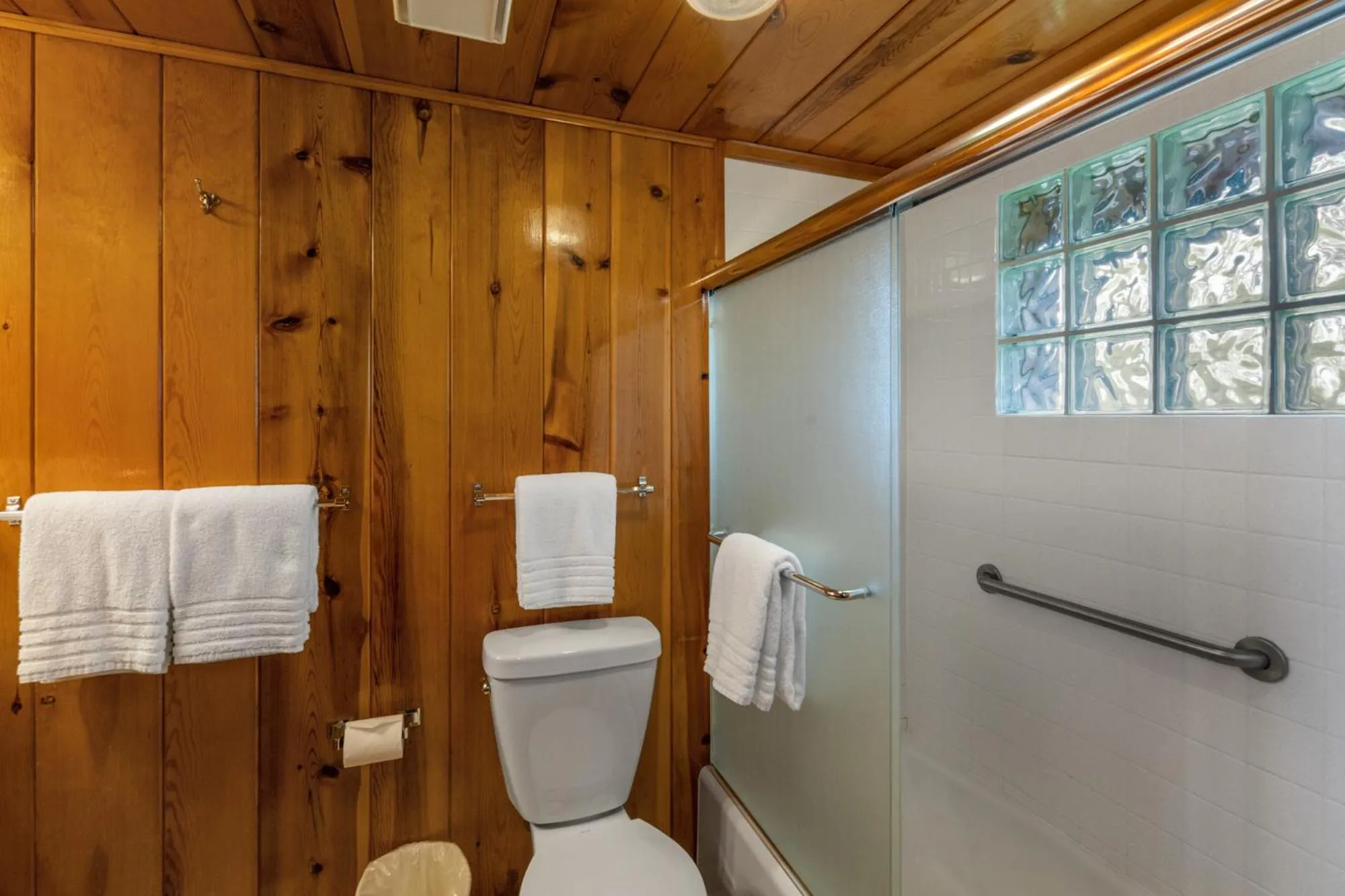 Shower in El Western Cabins & Lodges