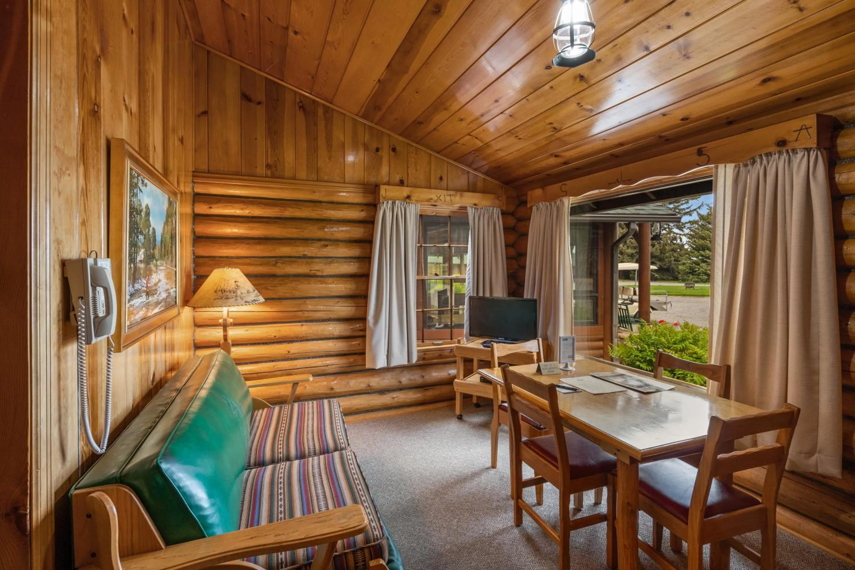 TV and multimedia in El Western Cabins & Lodges