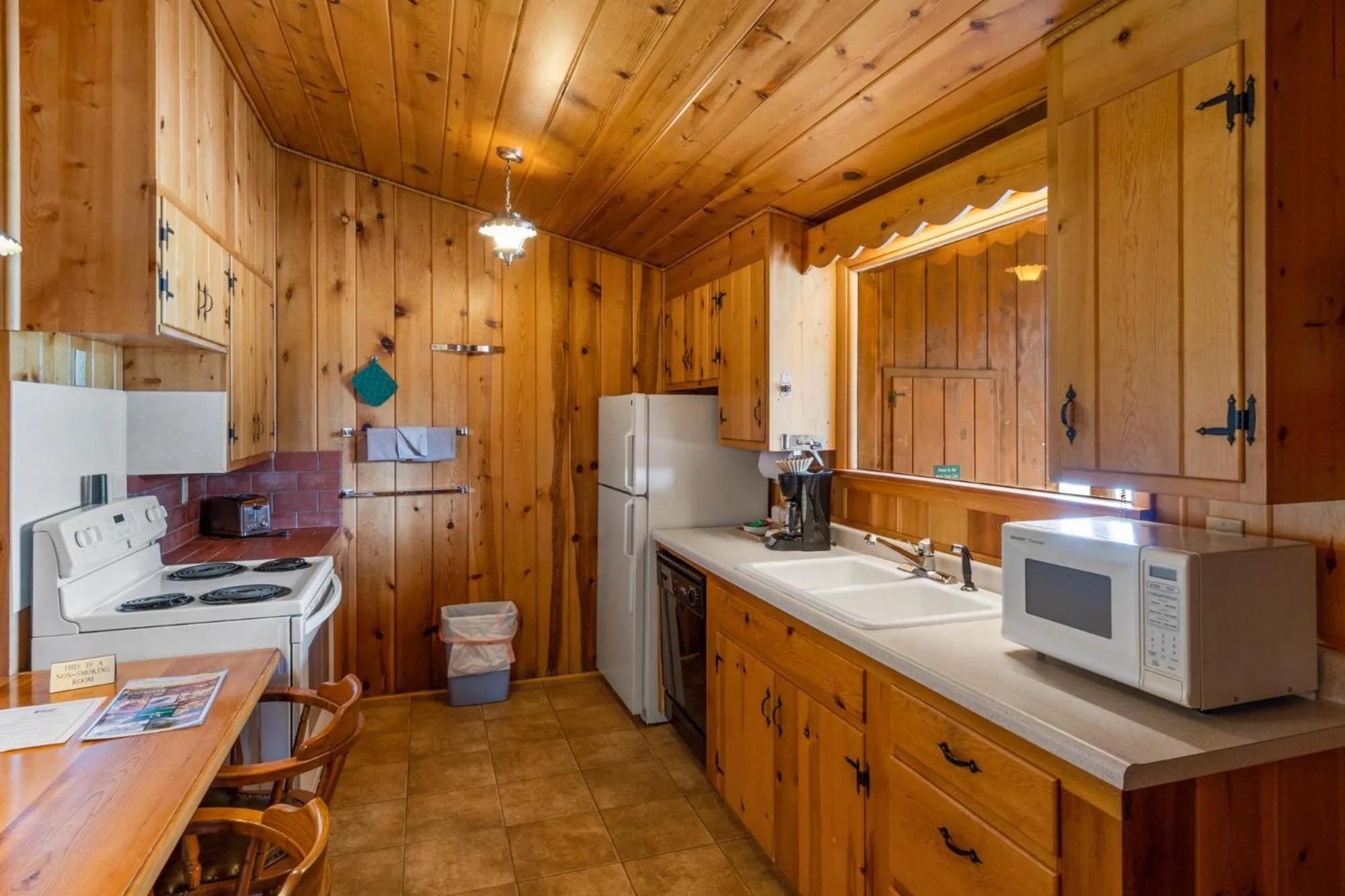 Coffee/tea facilities in El Western Cabins & Lodges