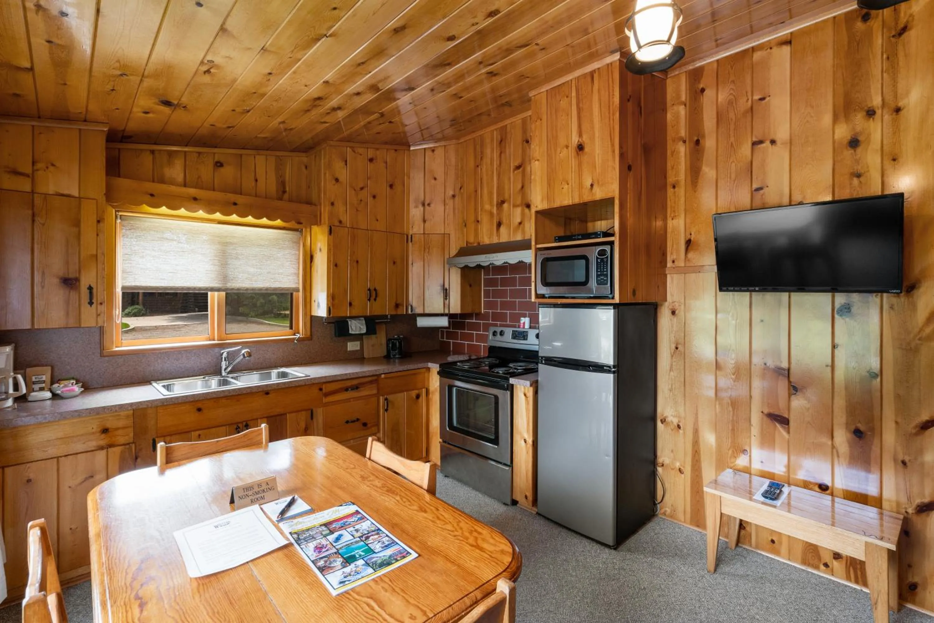 Kitchen or kitchenette in El Western Cabins & Lodges