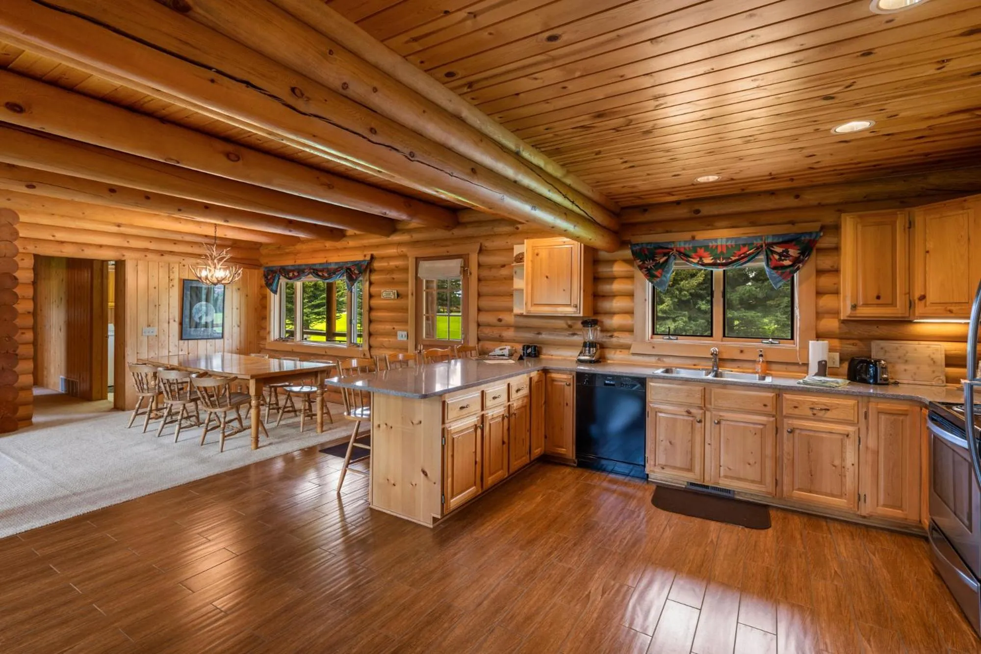 Kitchen or kitchenette in El Western Cabins & Lodges
