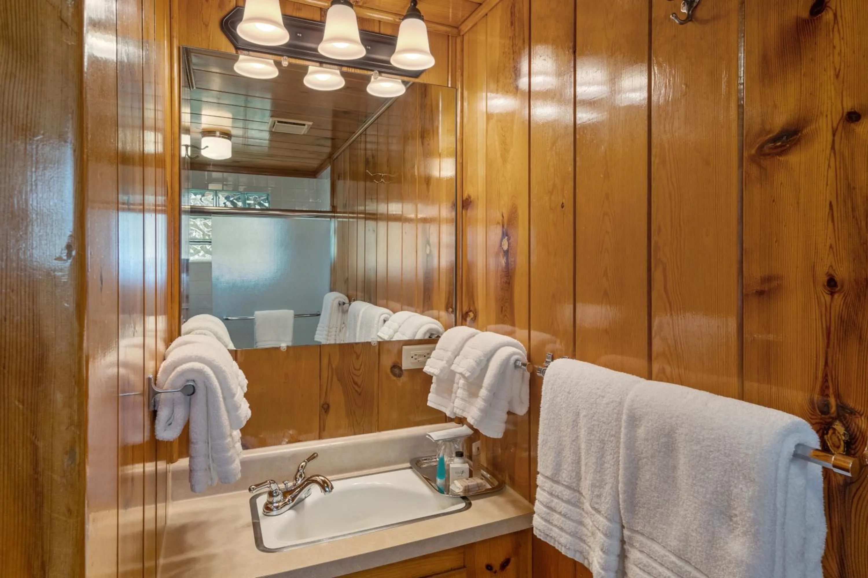 Bathroom in El Western Cabins & Lodges
