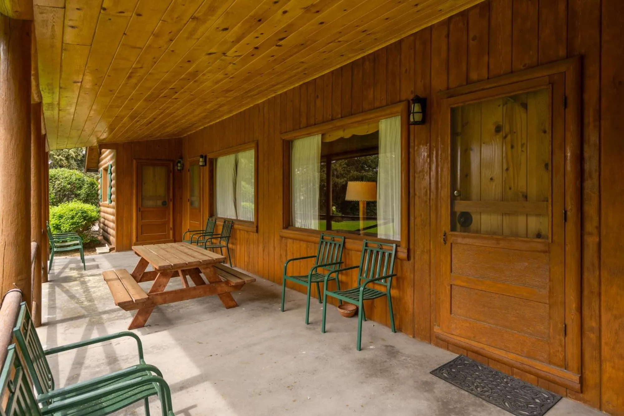 Patio in El Western Cabins & Lodges