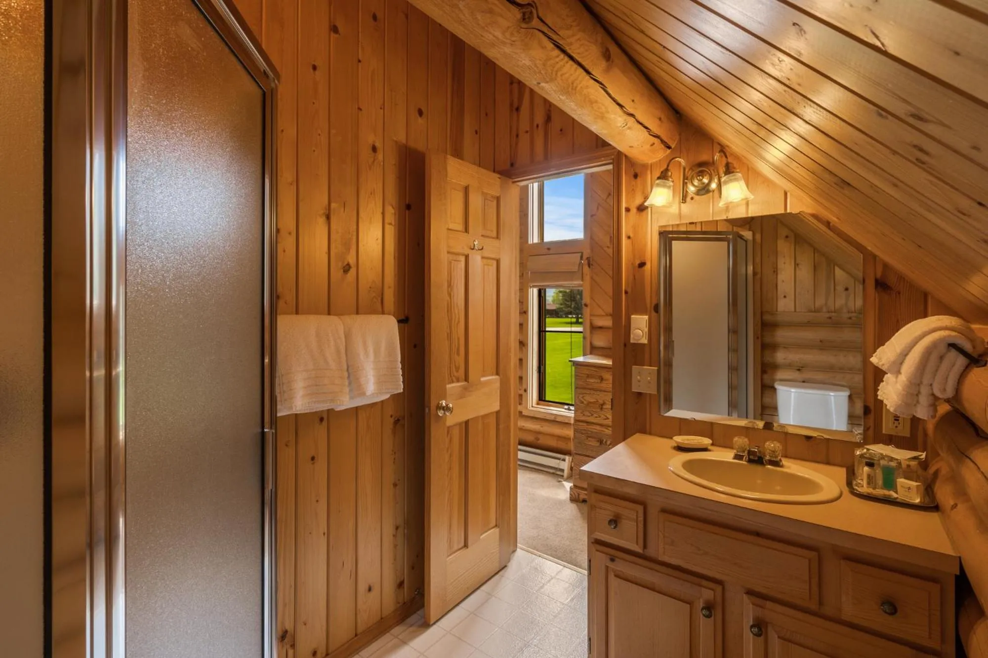Shower in El Western Cabins & Lodges