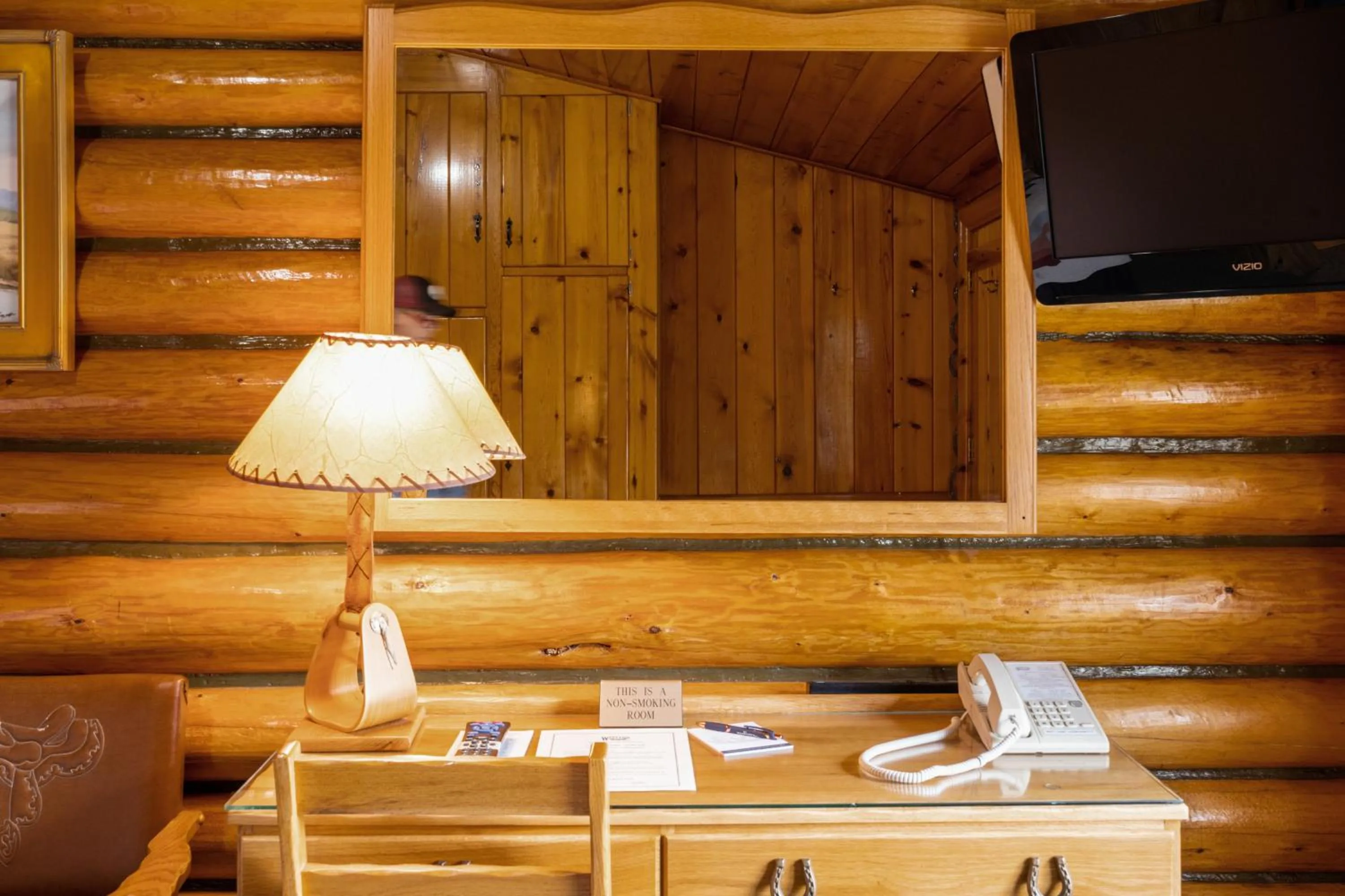 Guests in El Western Cabins & Lodges
