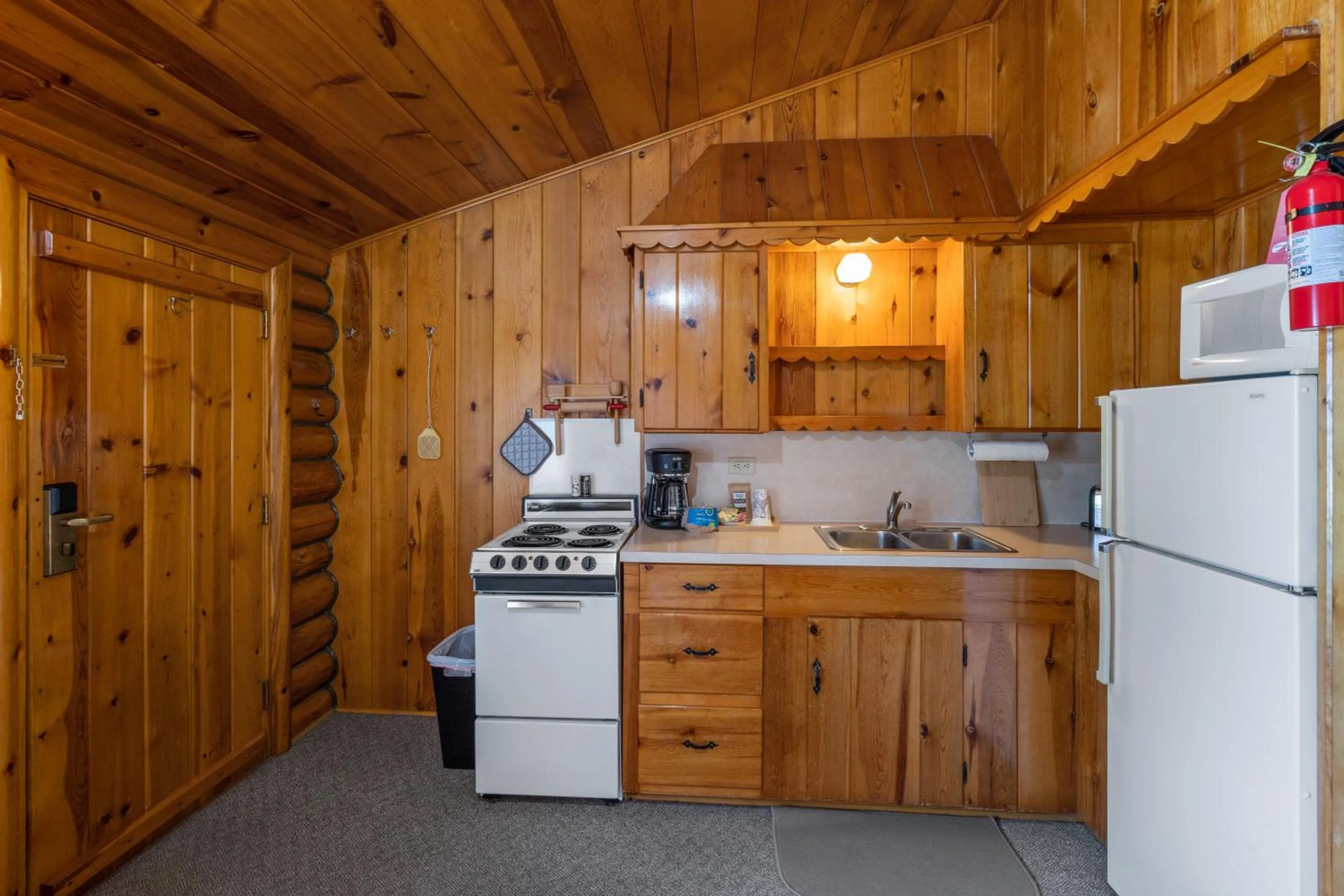Kitchen or kitchenette in El Western Cabins & Lodges