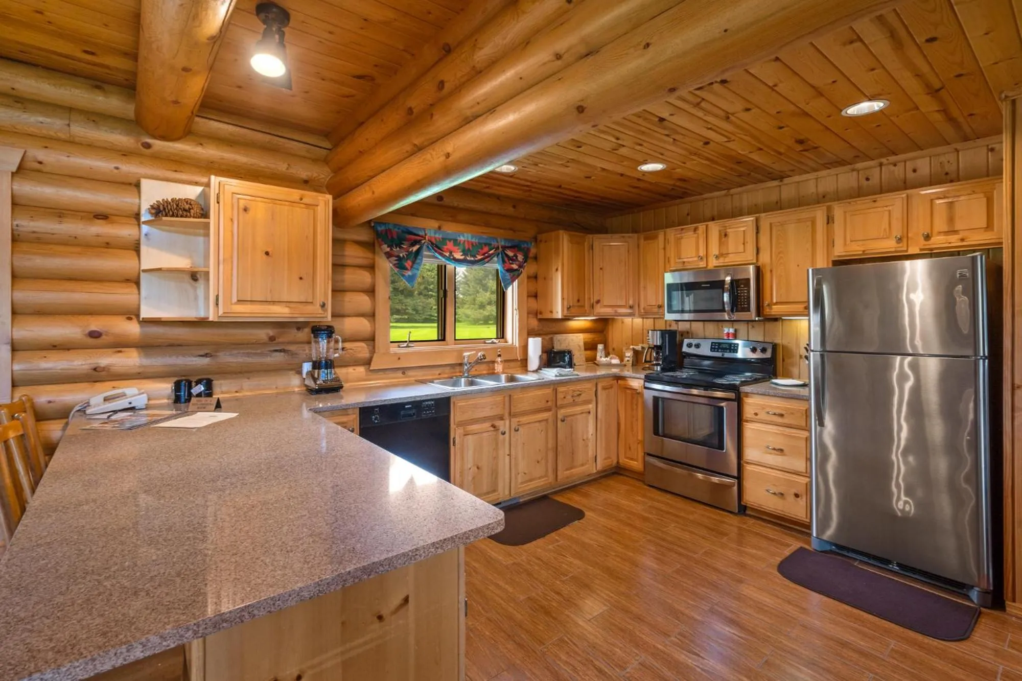 Kitchen or kitchenette in El Western Cabins & Lodges