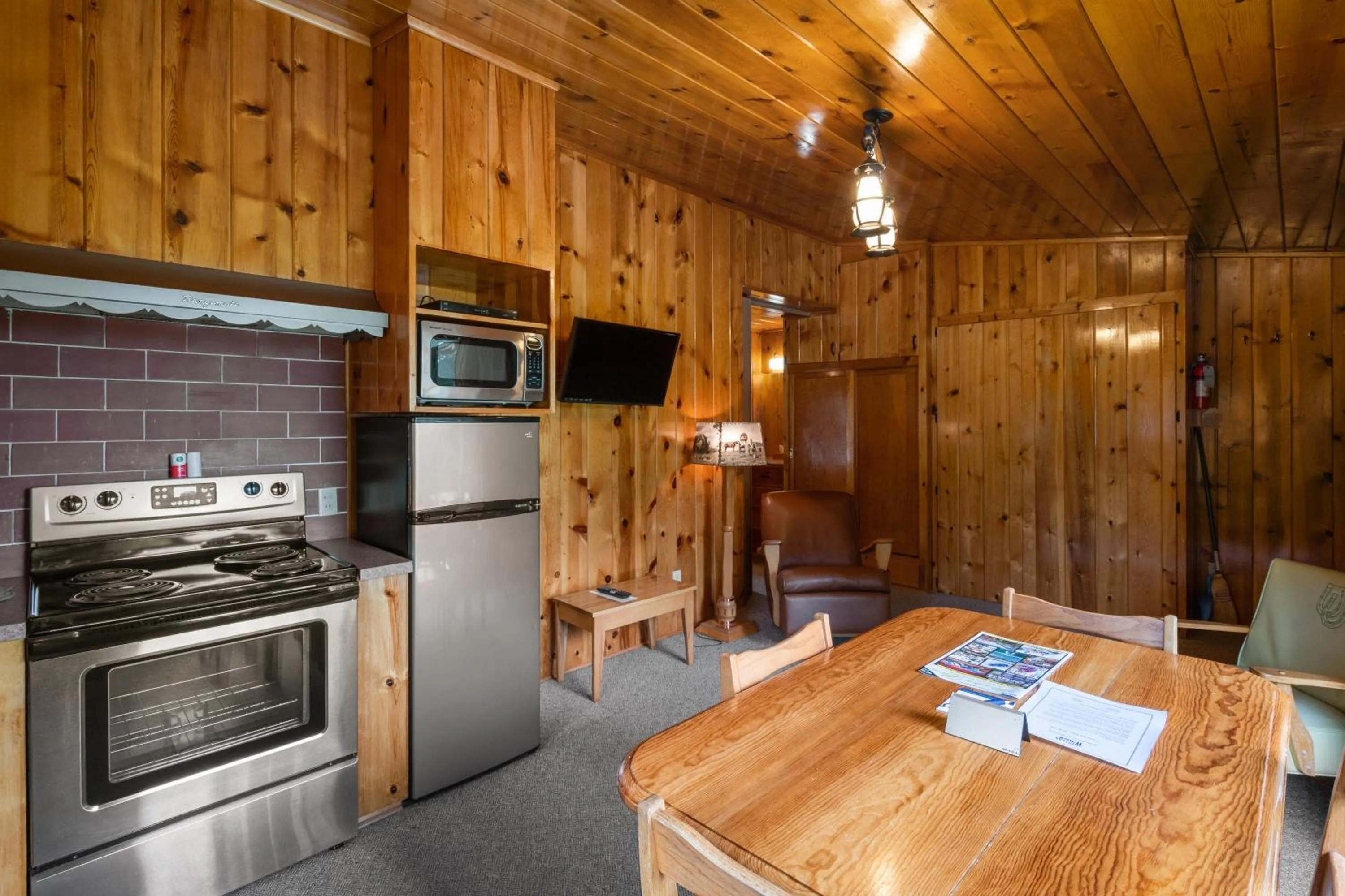 Kitchen or kitchenette in El Western Cabins & Lodges