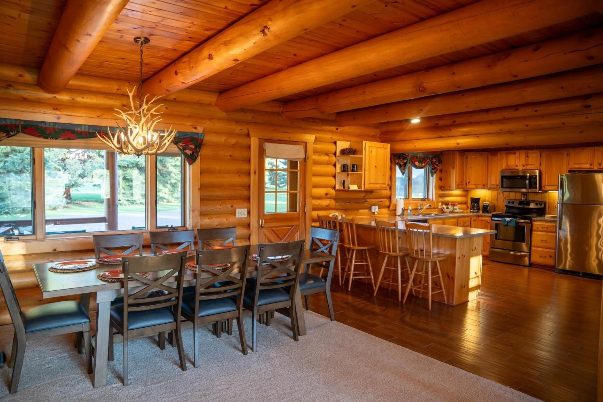 Kitchen or kitchenette in El Western Cabins & Lodges