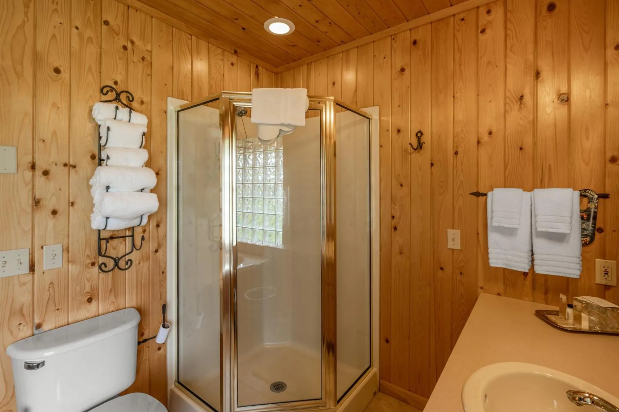 Shower in El Western Cabins & Lodges