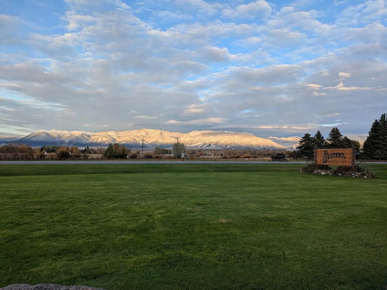 Mountain view in El Western Cabins & Lodges