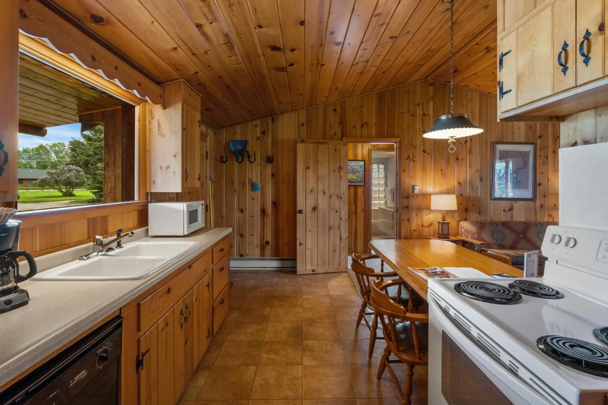 Kitchen or kitchenette in El Western Cabins & Lodges