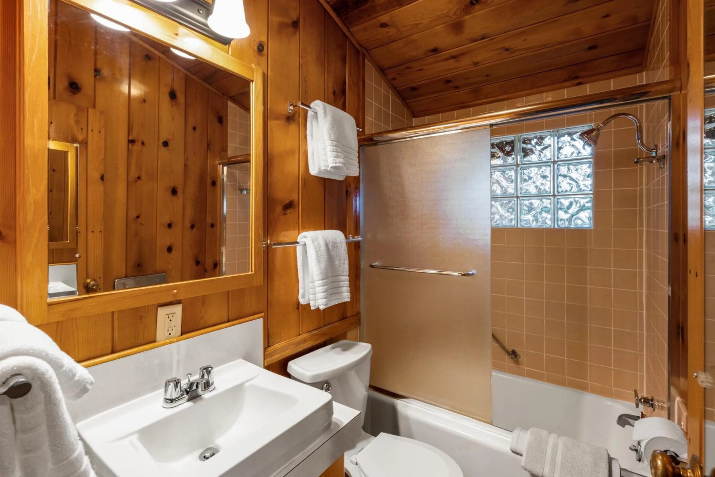 Toilet in El Western Cabins & Lodges