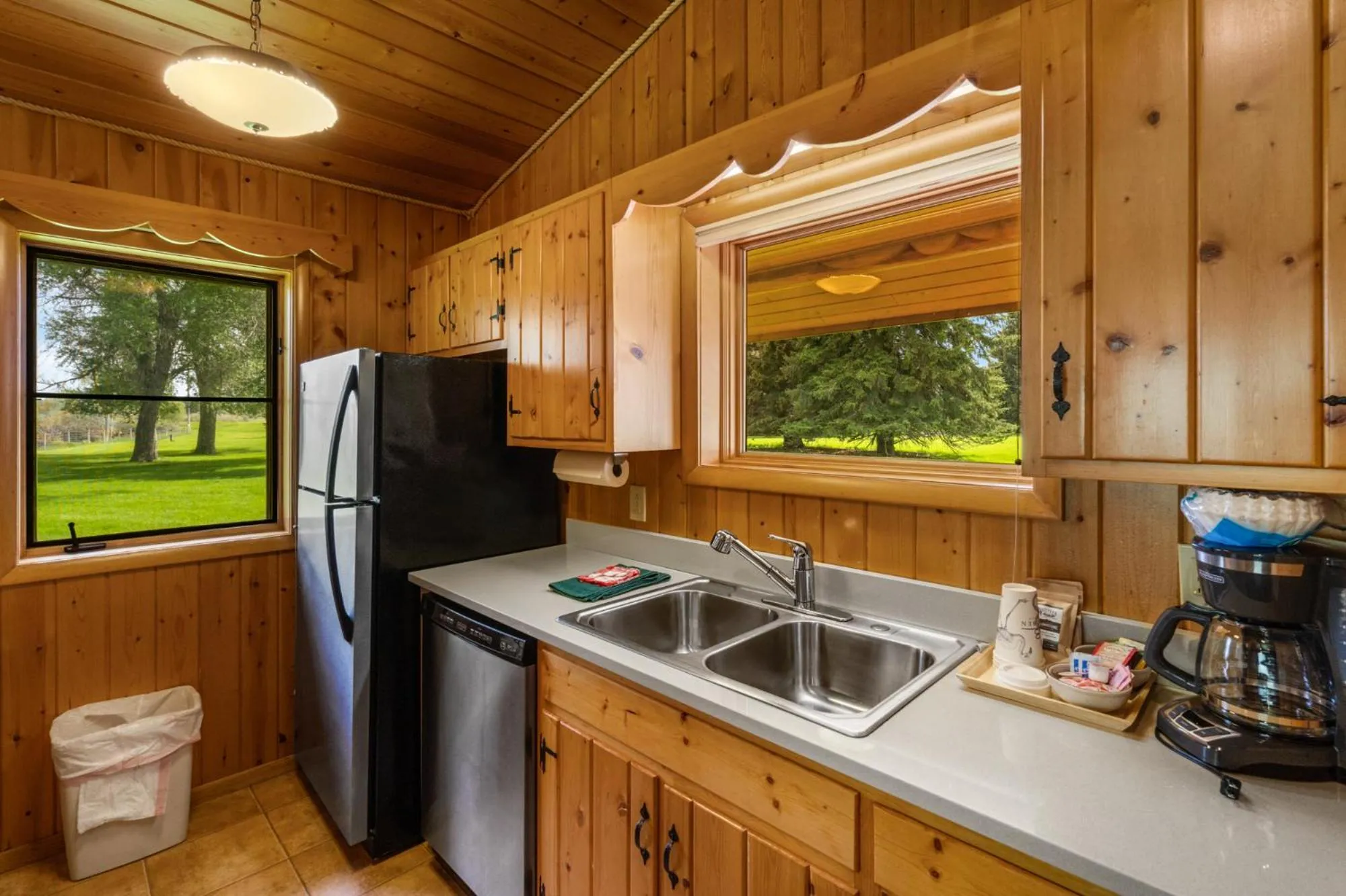 Coffee/tea facilities in El Western Cabins & Lodges