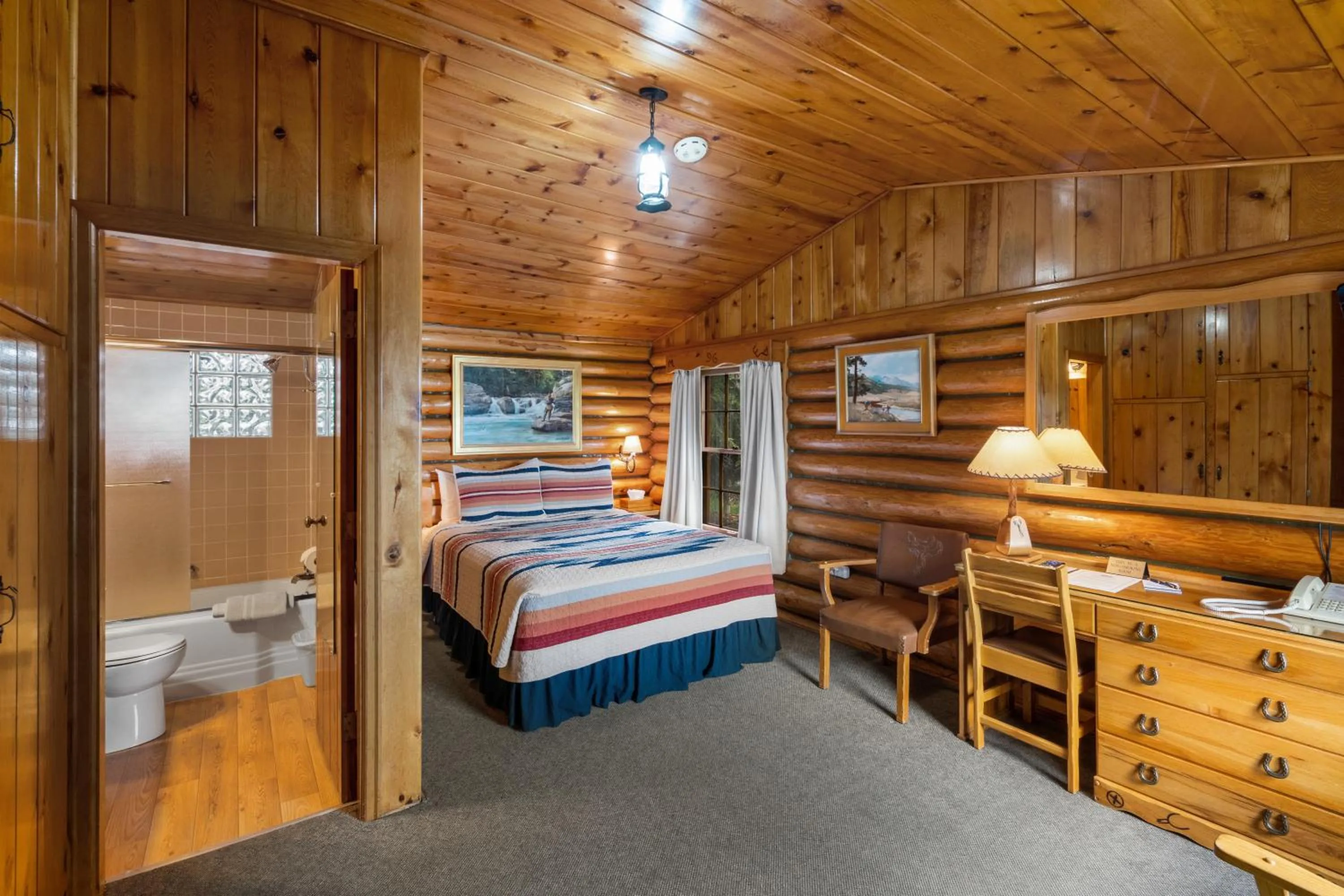 Guests, Bed in El Western Cabins & Lodges