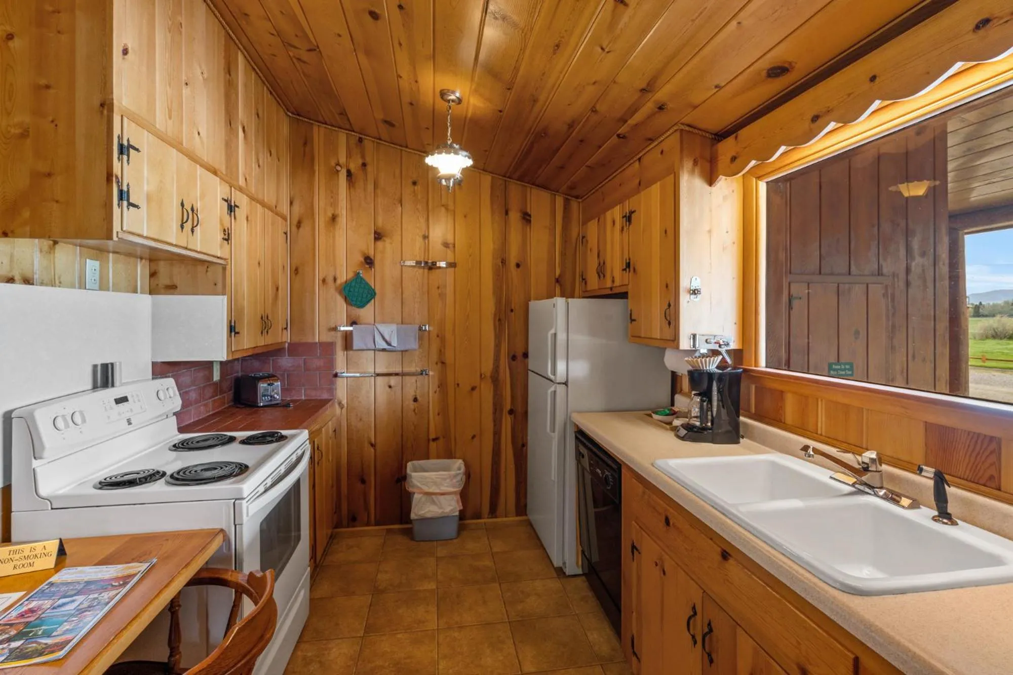 Kitchen or kitchenette in El Western Cabins & Lodges