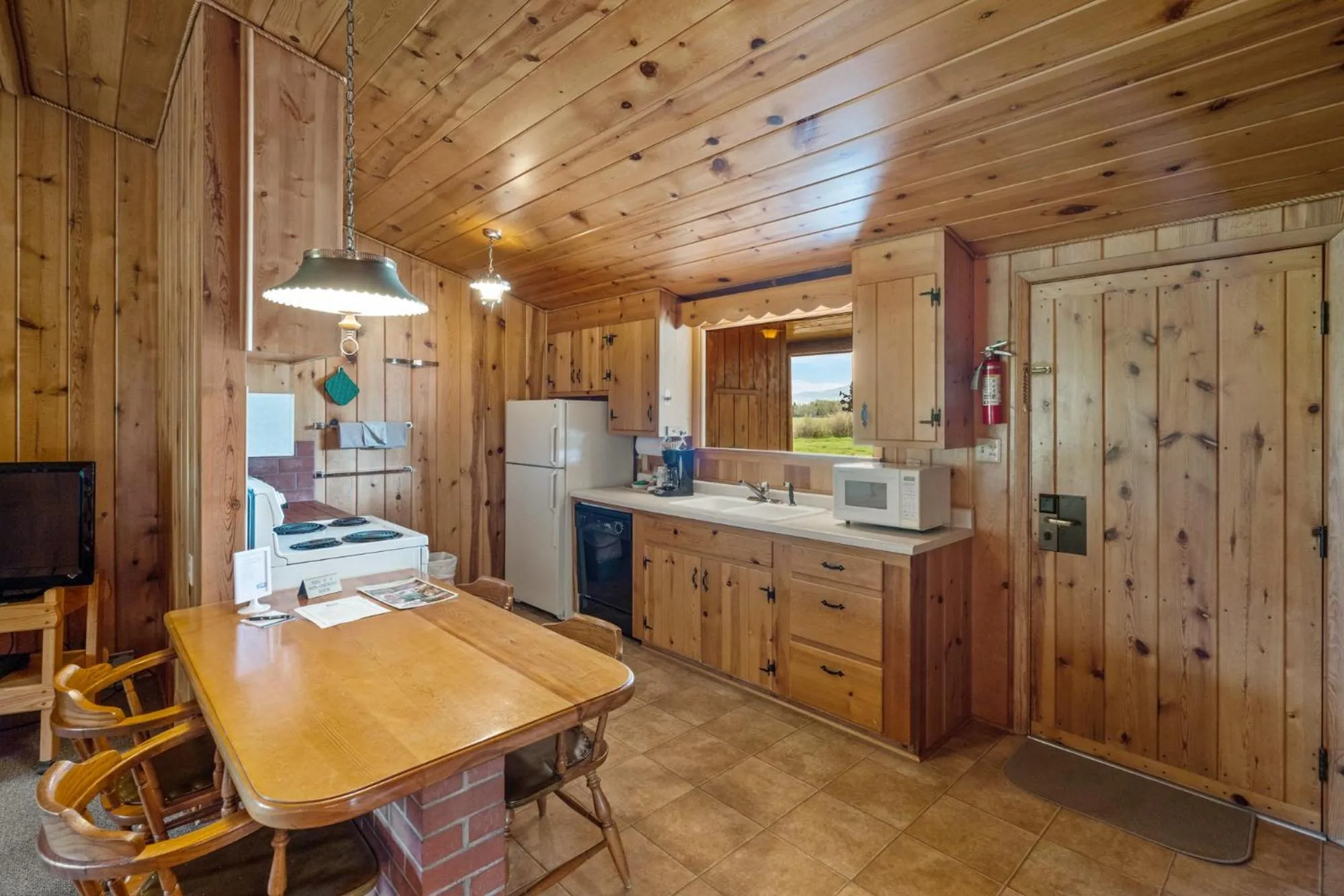 Kitchen or kitchenette in El Western Cabins & Lodges
