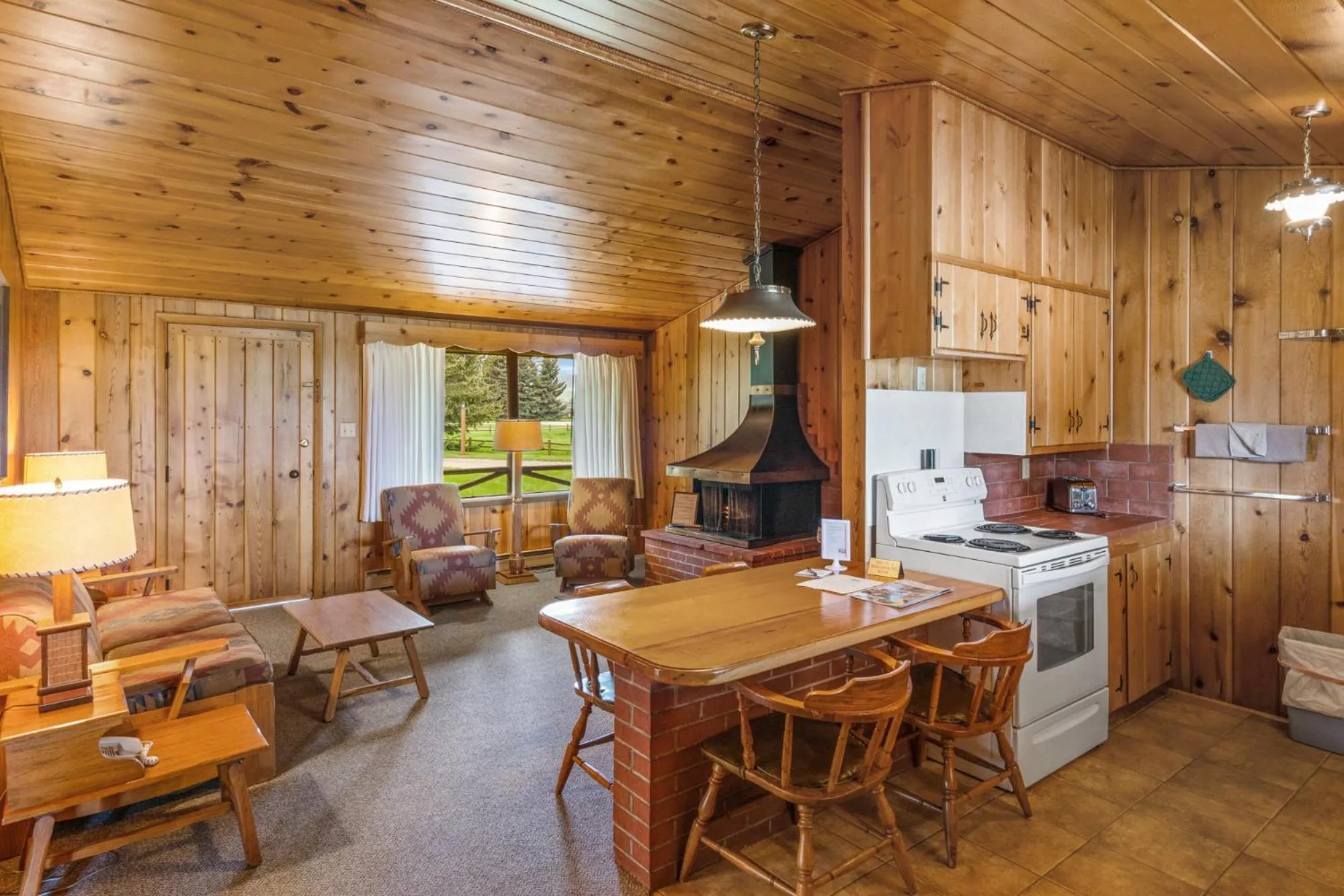 Kitchen or kitchenette in El Western Cabins & Lodges