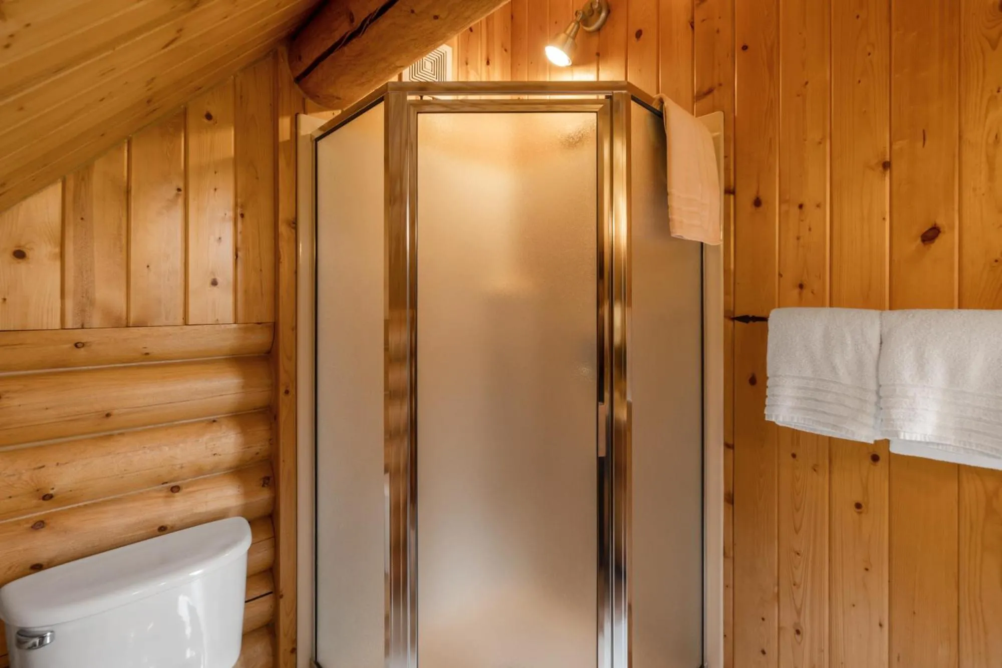 Shower in El Western Cabins & Lodges