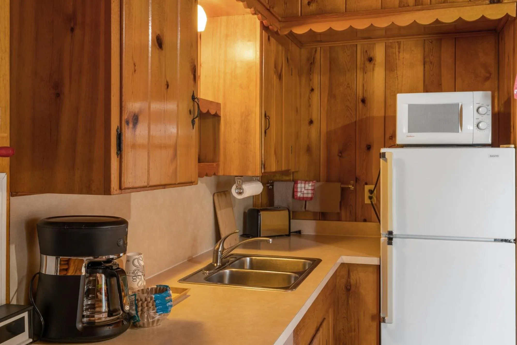 Coffee/tea facilities in El Western Cabins & Lodges