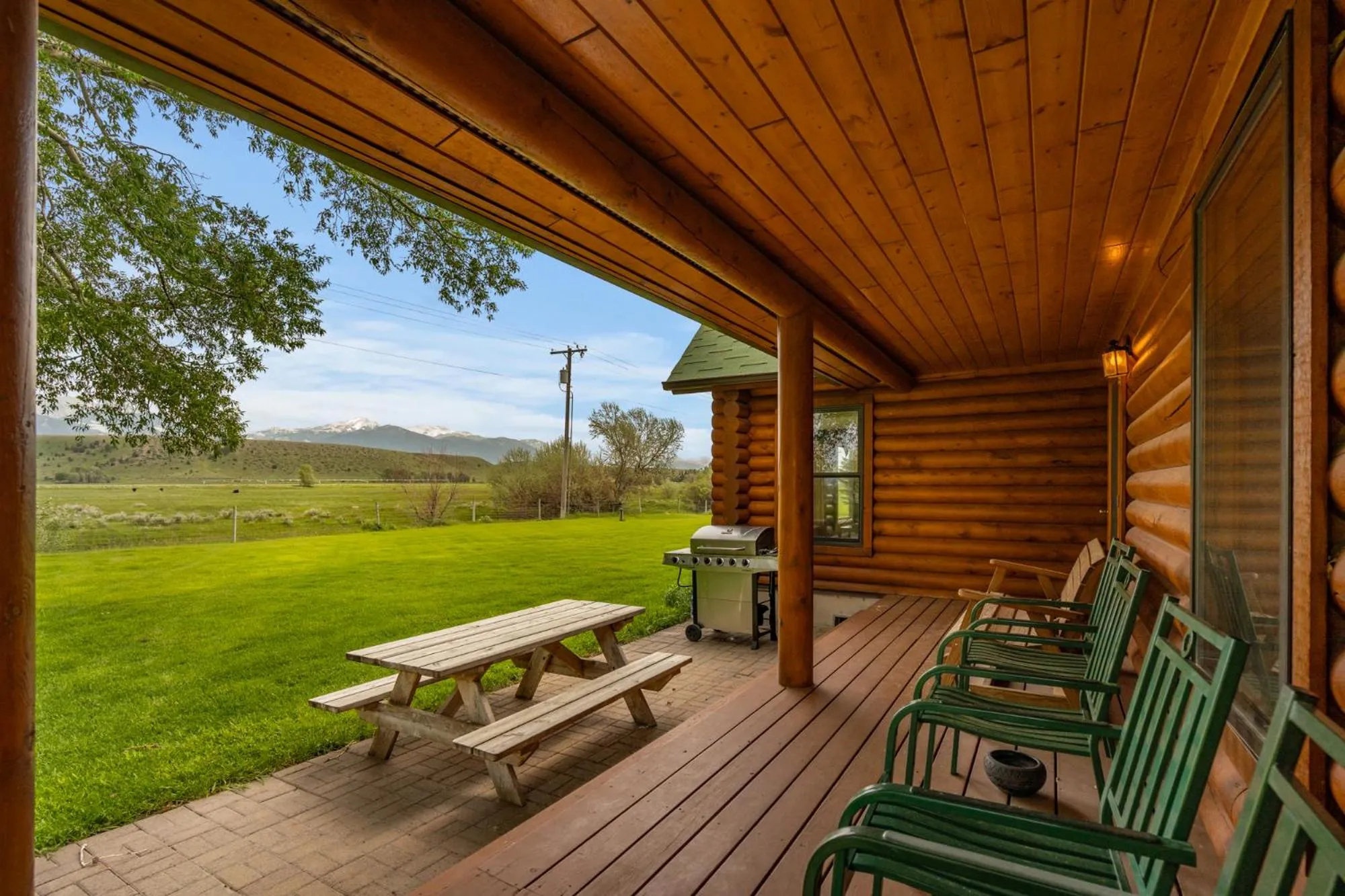 Patio in El Western Cabins & Lodges