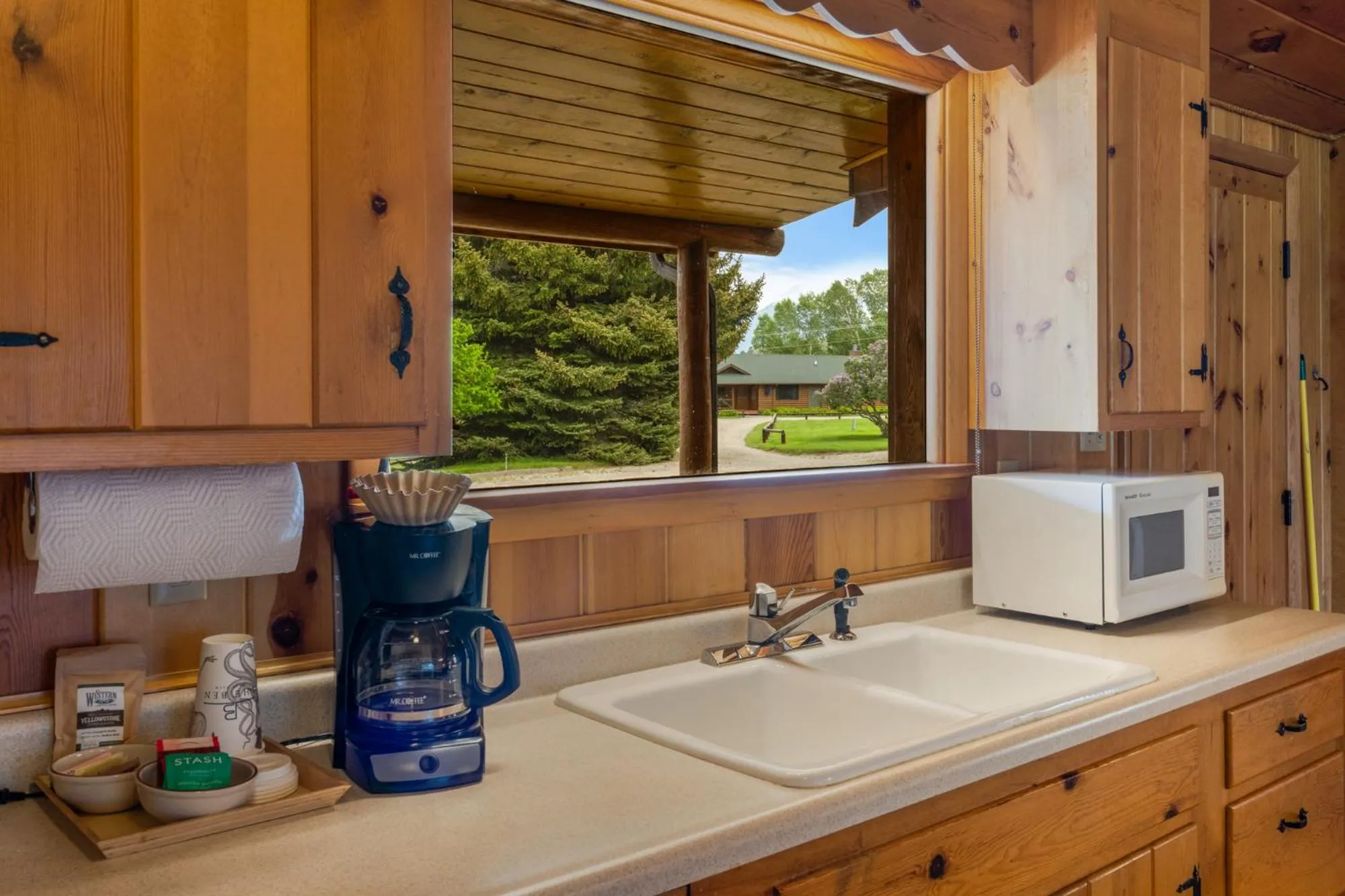 Coffee/tea facilities in El Western Cabins & Lodges