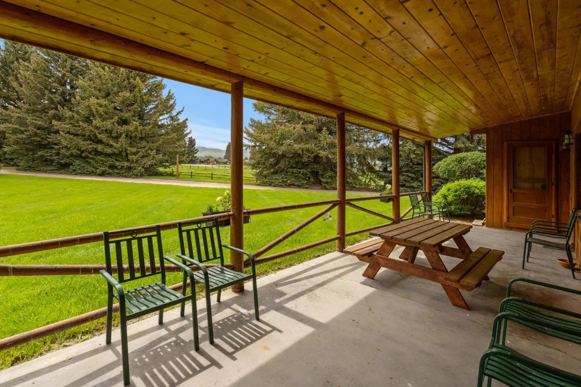 Patio in El Western Cabins & Lodges