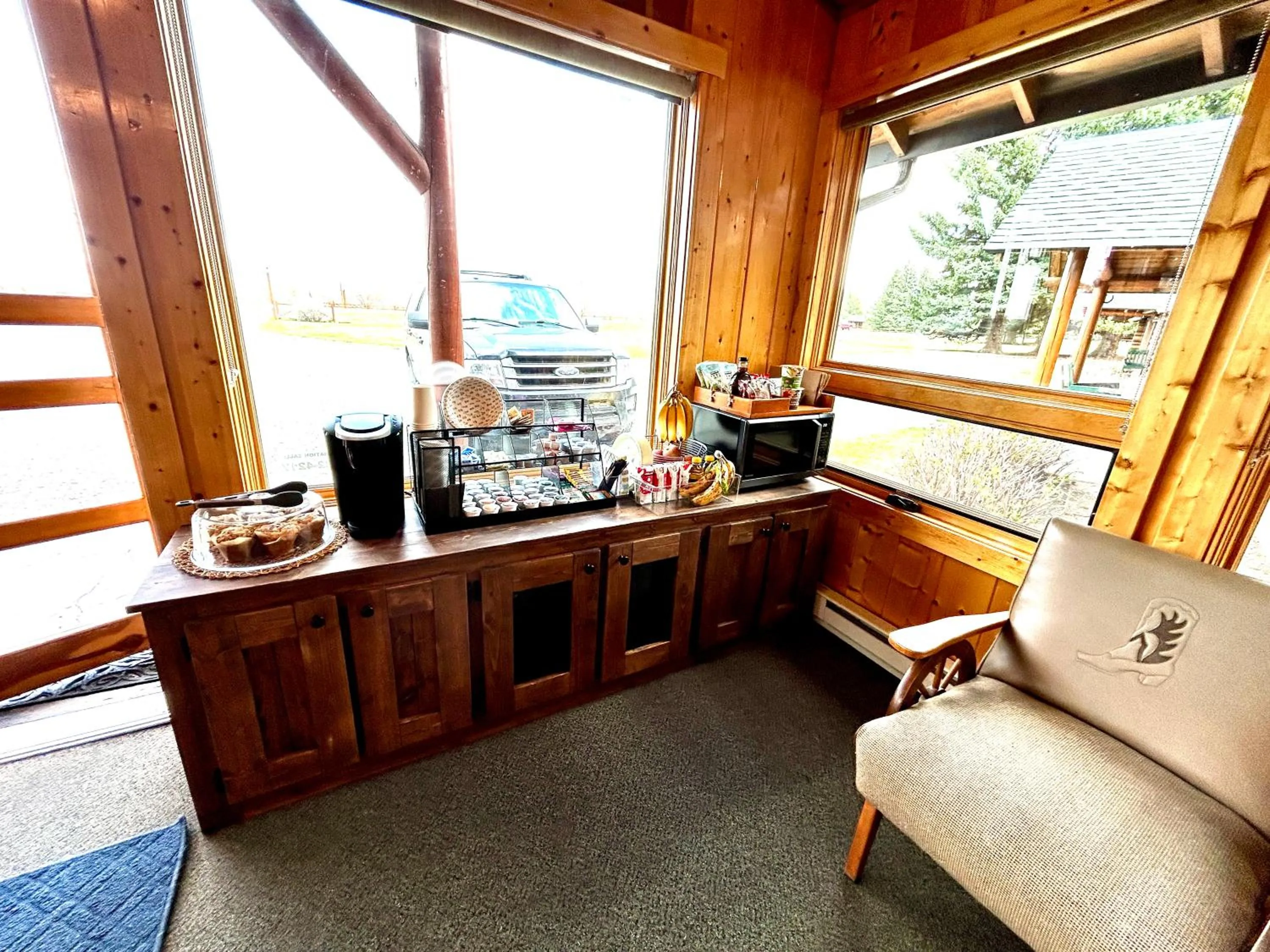 Restaurant/places to eat in El Western Cabins & Lodges