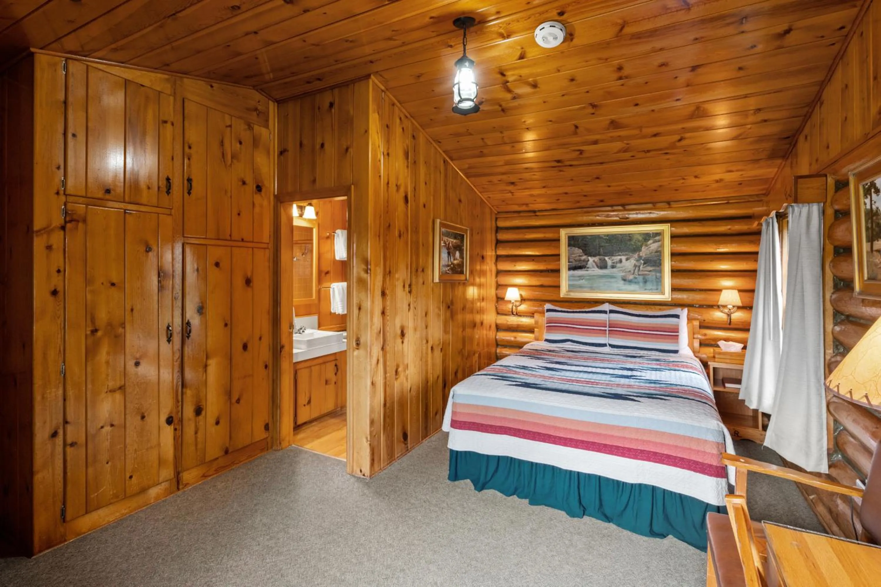 Guests, Bed in El Western Cabins & Lodges