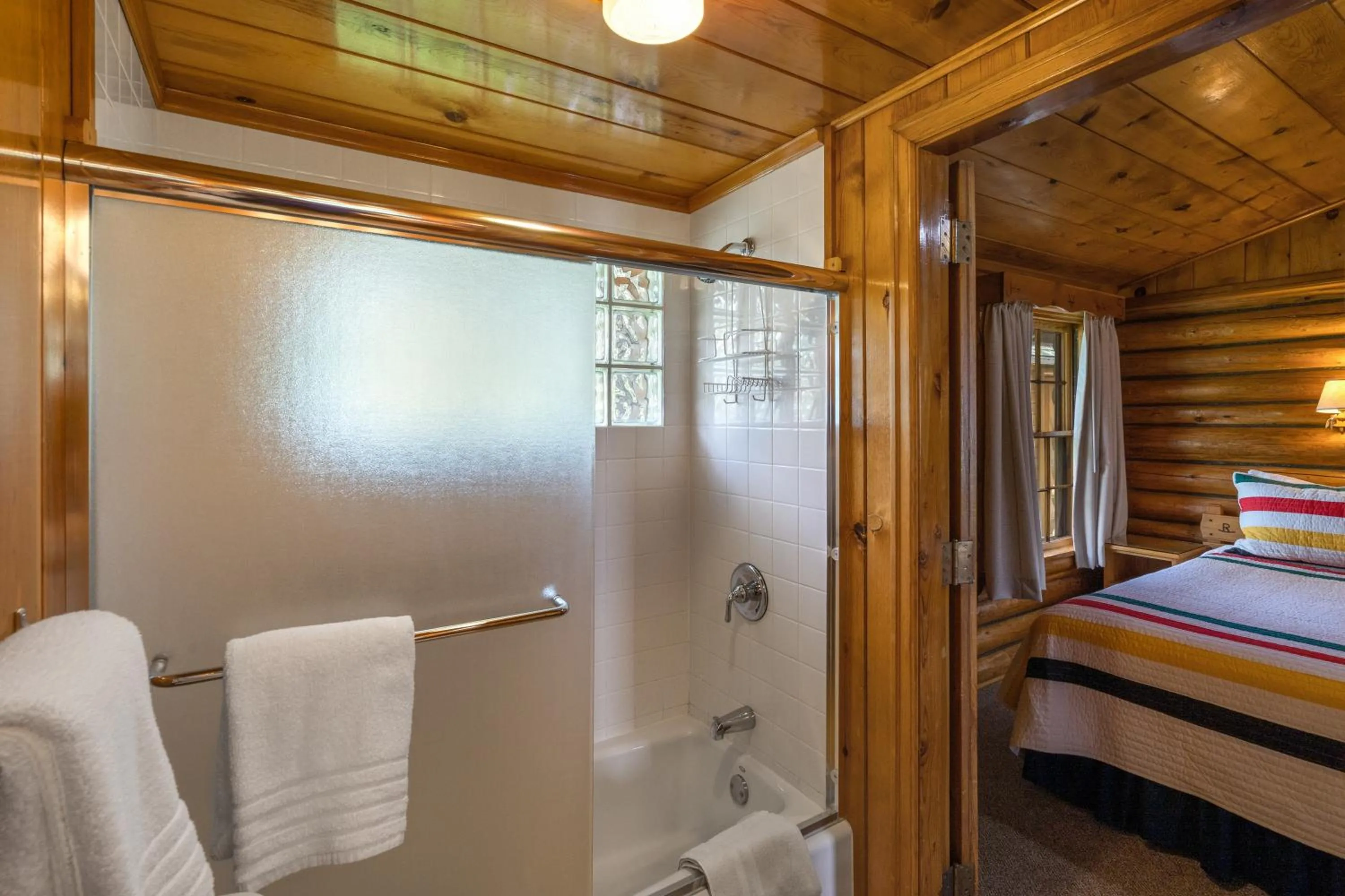 Shower, Bed in El Western Cabins & Lodges