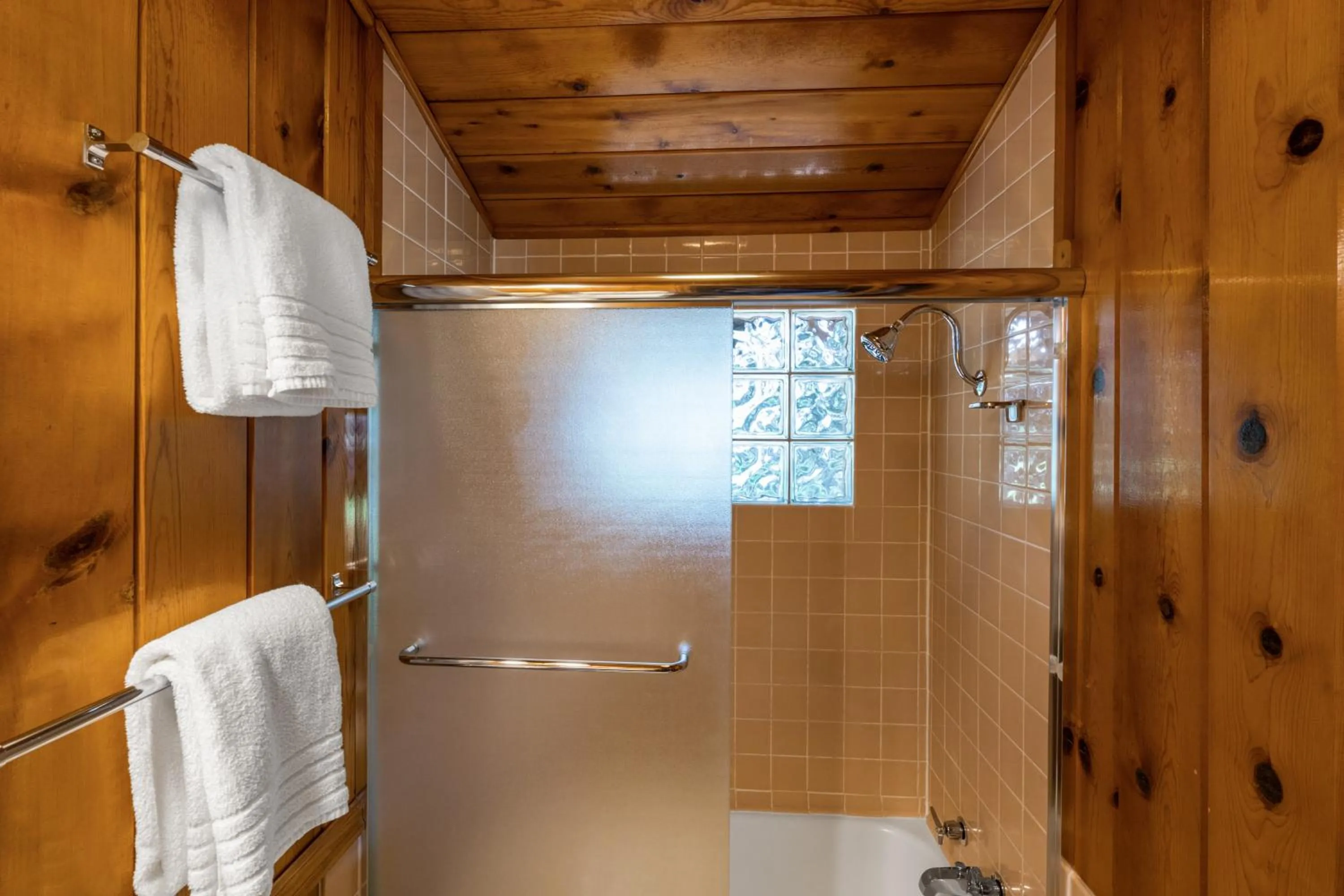 Bathroom in El Western Cabins & Lodges