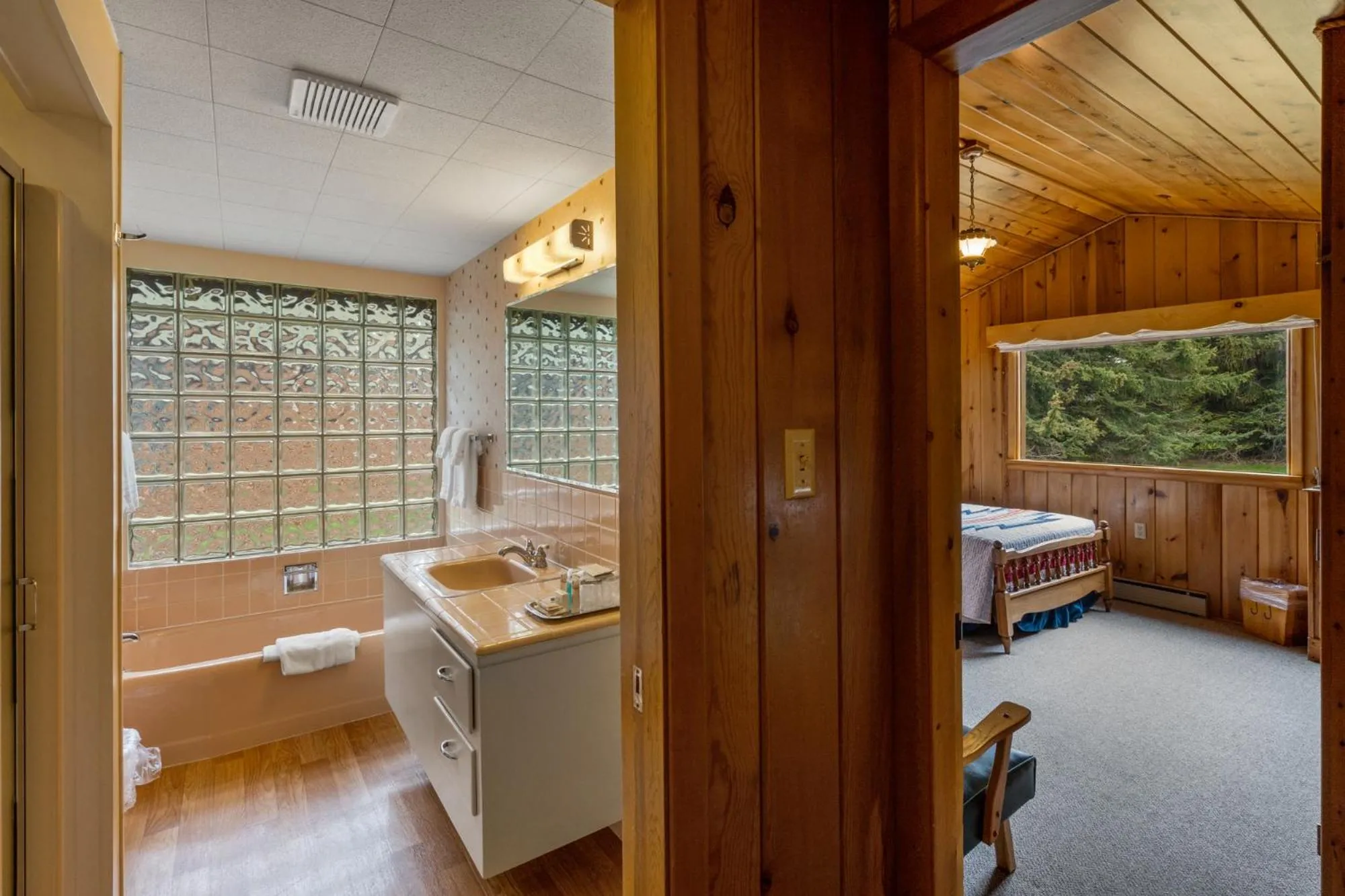 Bathroom, Bed in El Western Cabins & Lodges