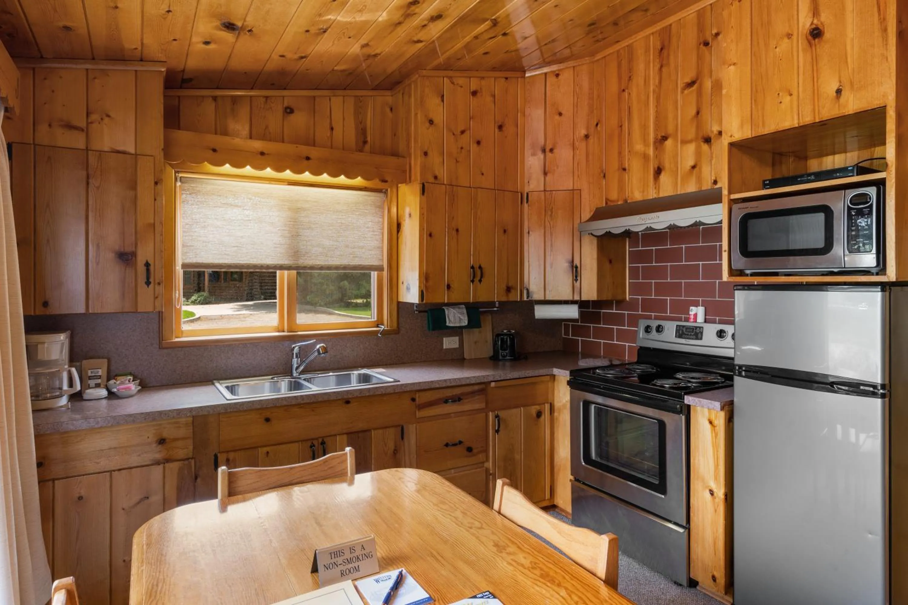 Kitchen or kitchenette in El Western Cabins & Lodges
