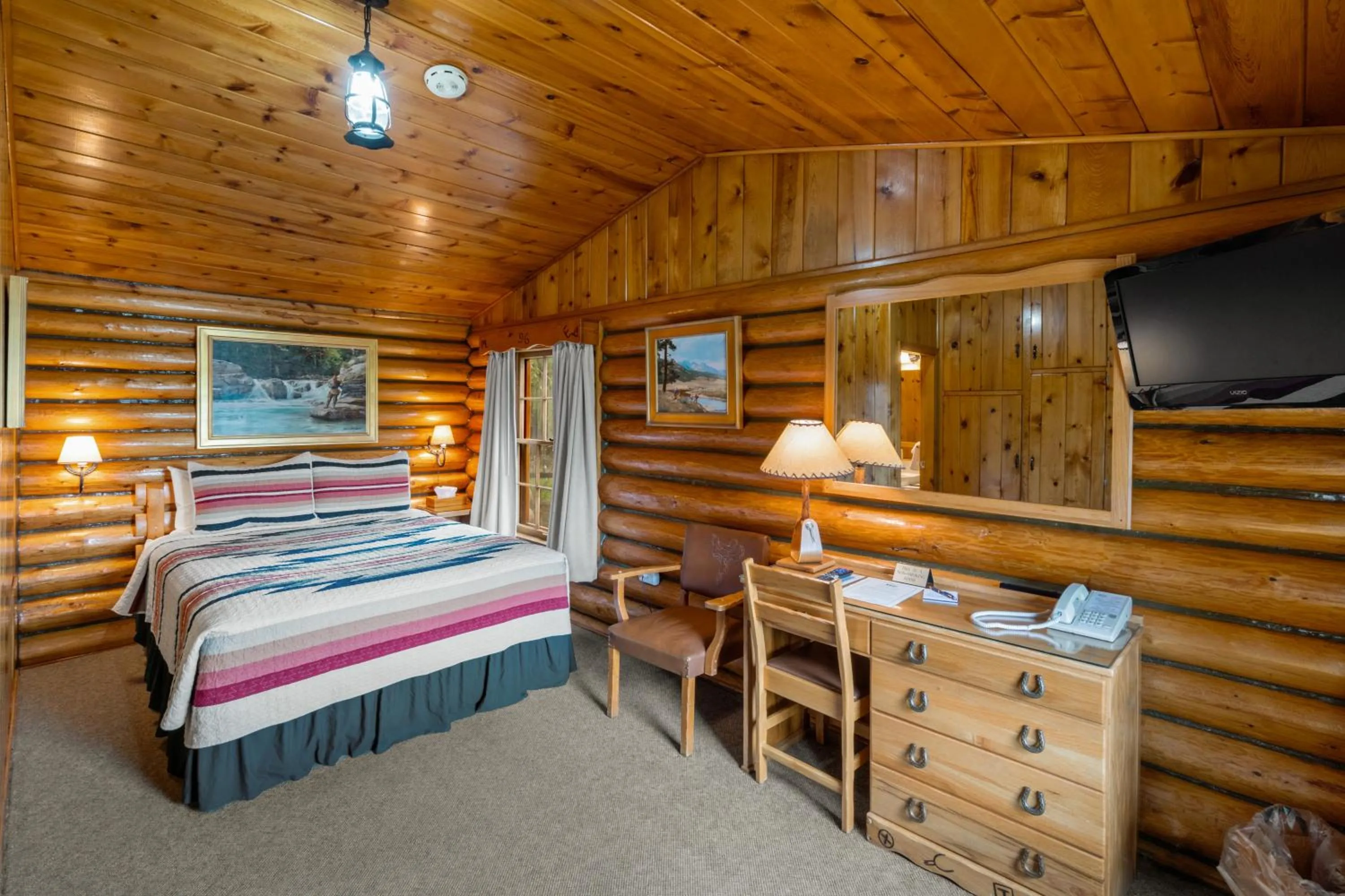 Guests, Bed in El Western Cabins & Lodges