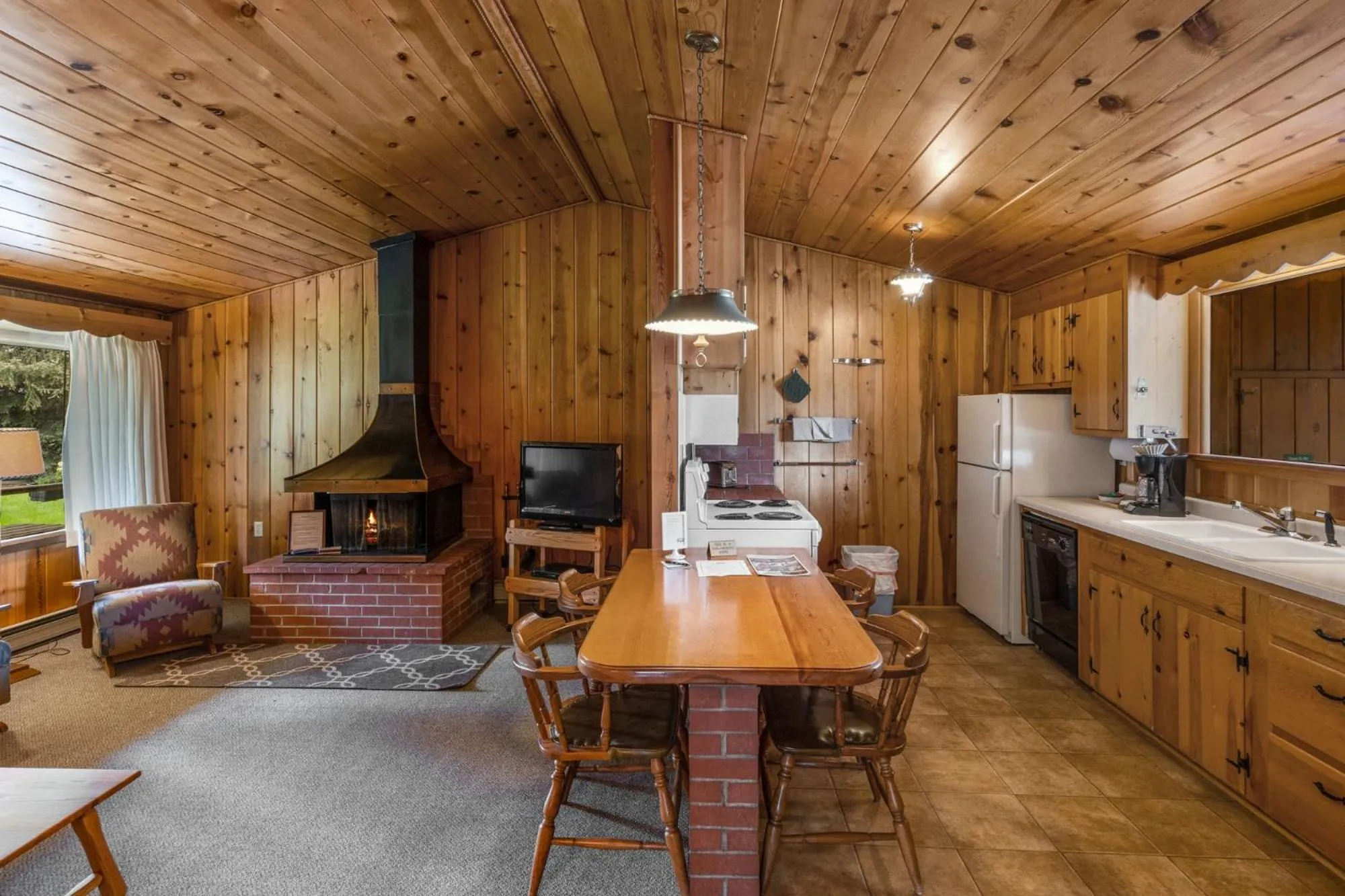Kitchen or kitchenette in El Western Cabins & Lodges
