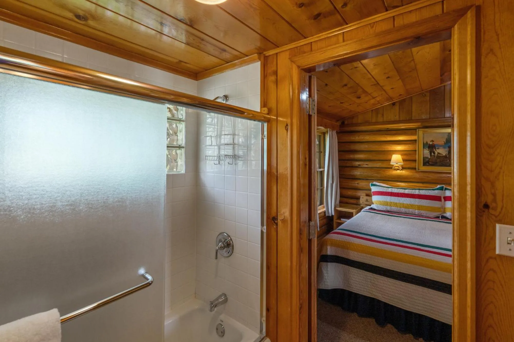 Shower, Bed in El Western Cabins & Lodges
