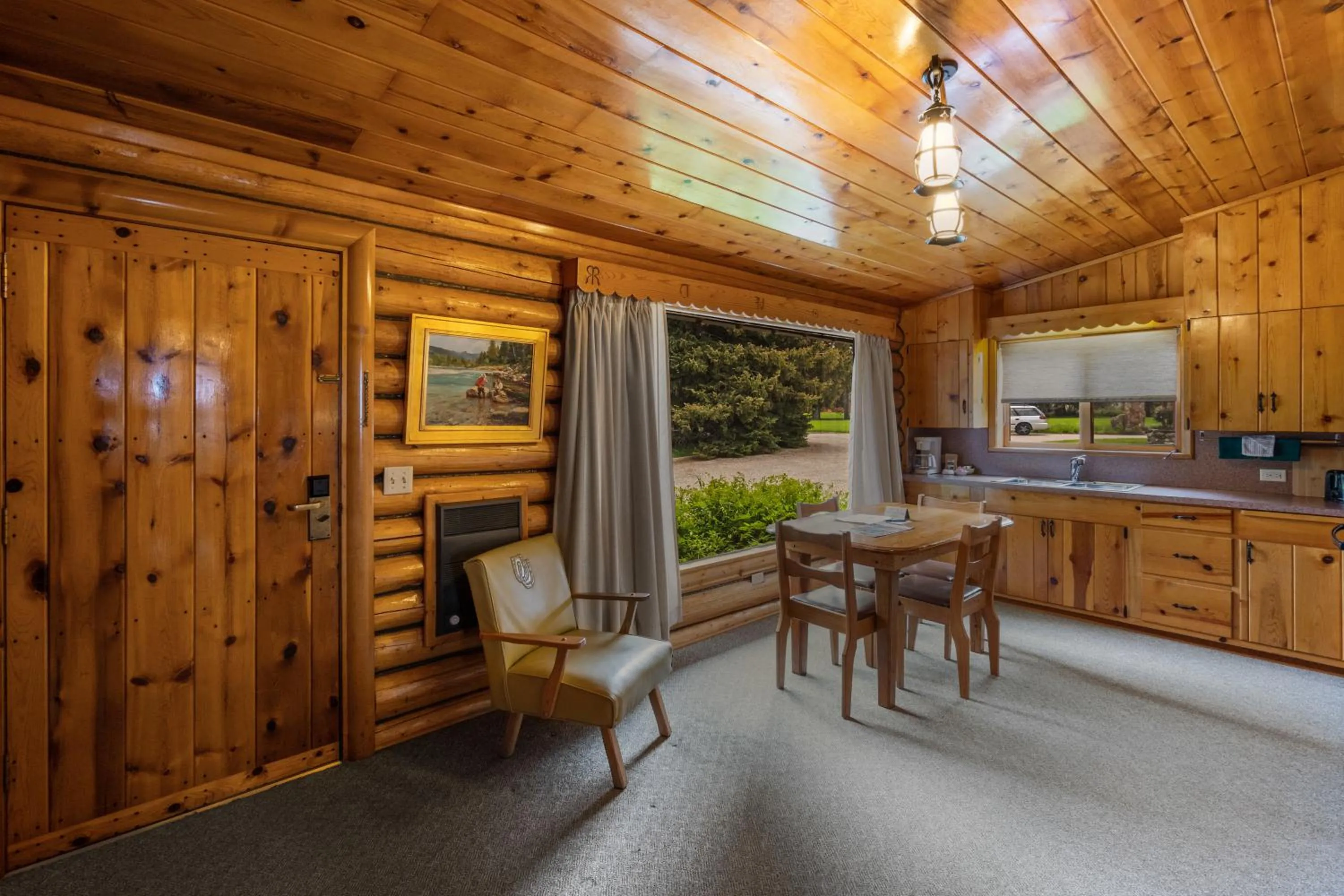 Kitchen or kitchenette in El Western Cabins & Lodges