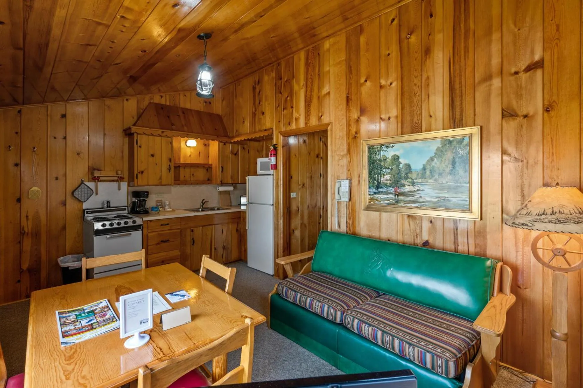 Kitchen or kitchenette in El Western Cabins & Lodges