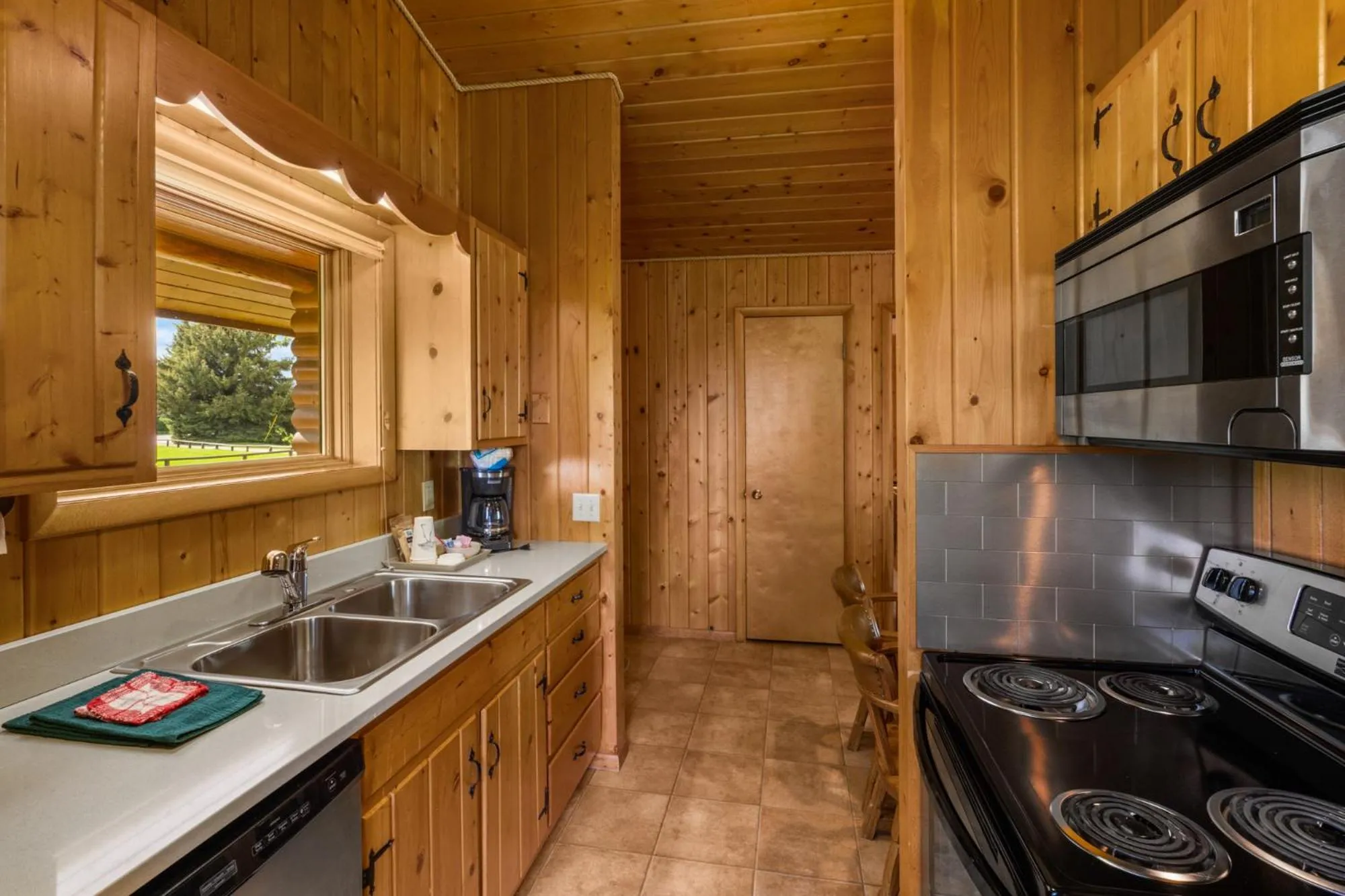 Coffee/tea facilities in El Western Cabins & Lodges
